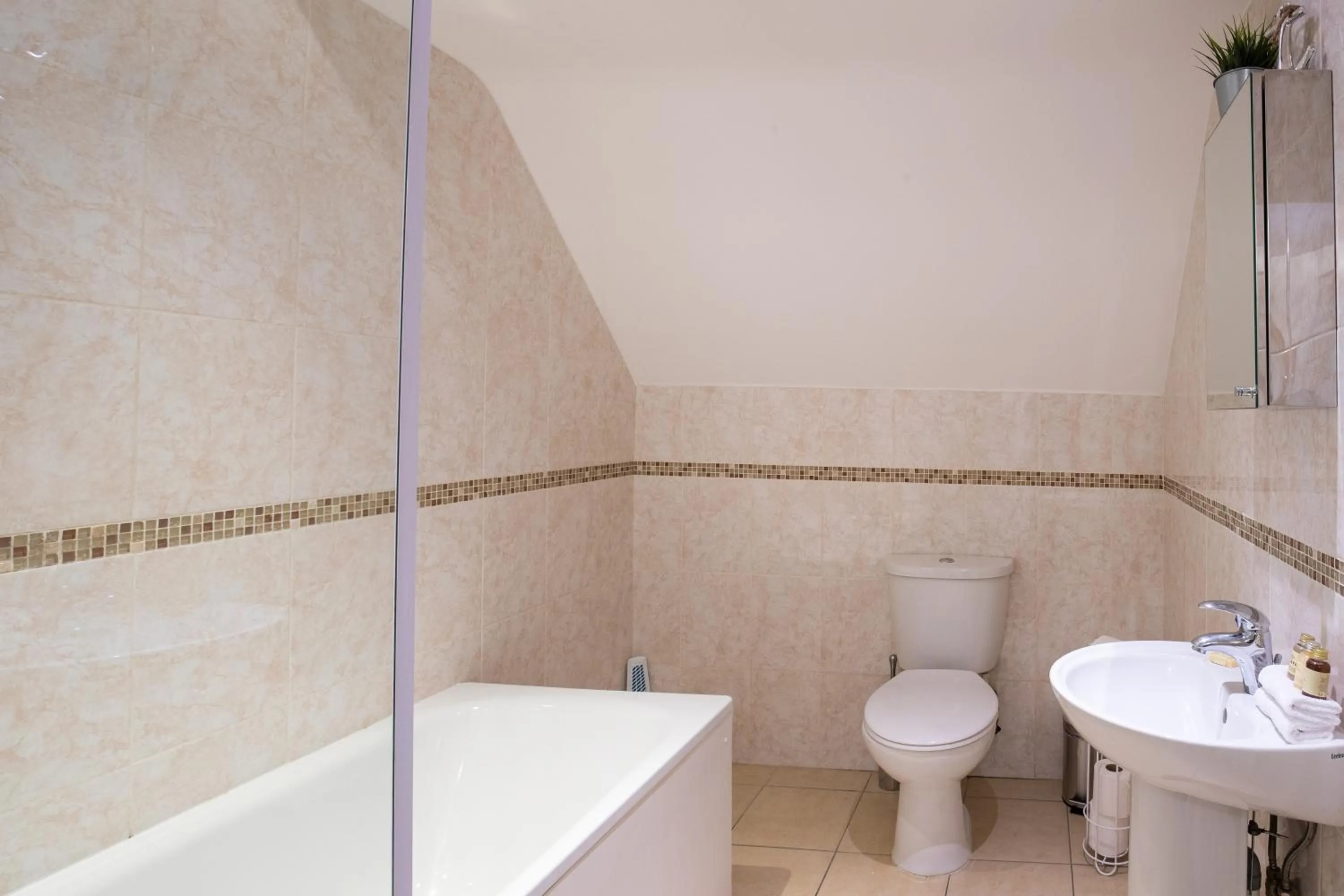 Bathroom in Velvet 2-bedroom apartment, Clockhouse, Hoddesdon