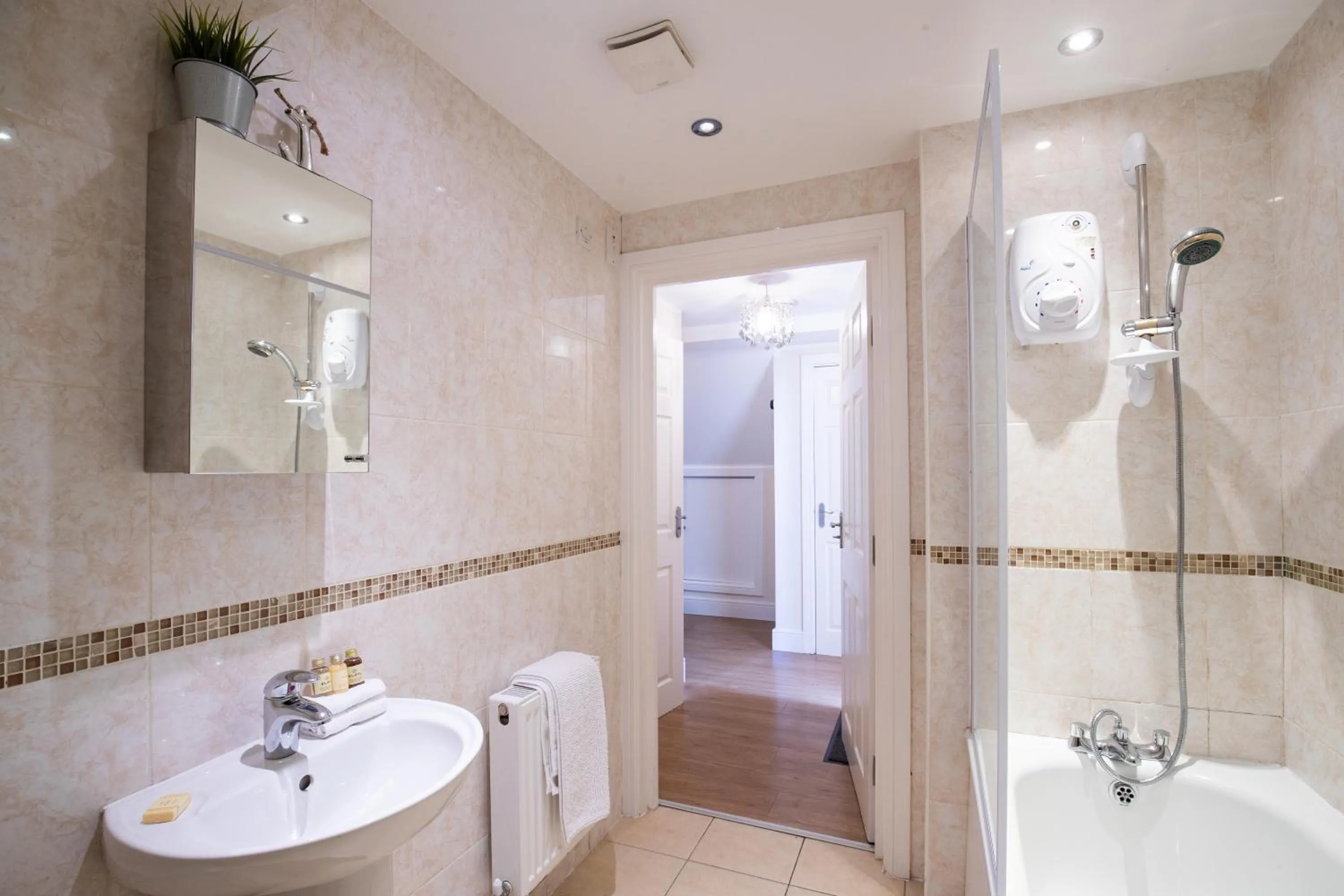 Bathroom in Velvet 2-bedroom apartment, Clockhouse, Hoddesdon