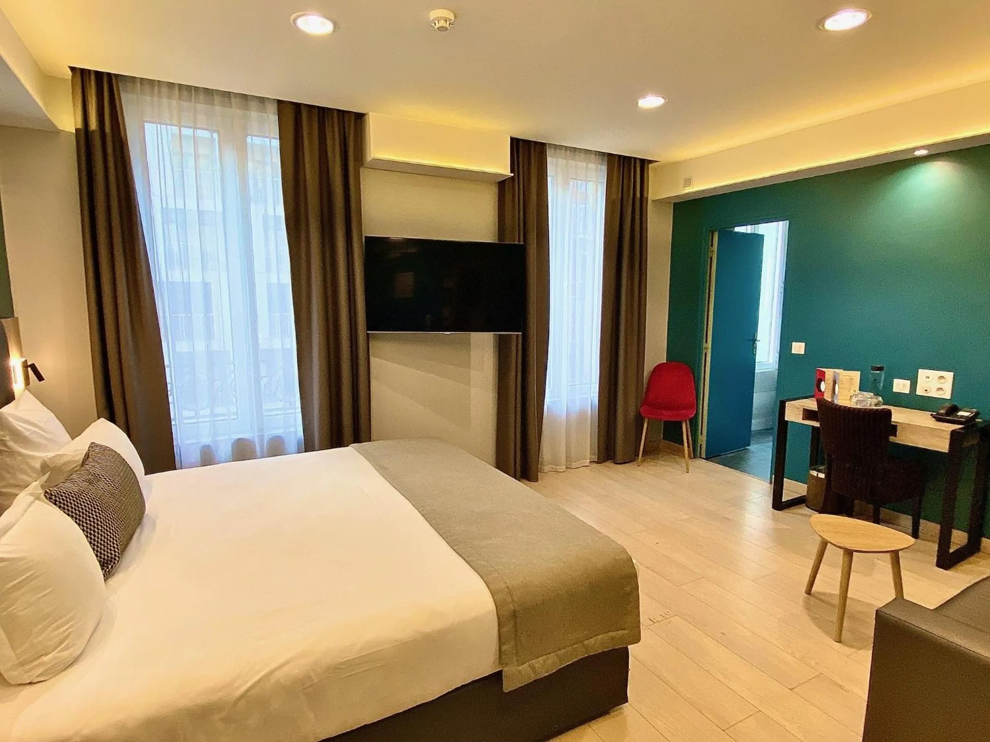 Bed in Grand Hôtel Clichy Paris