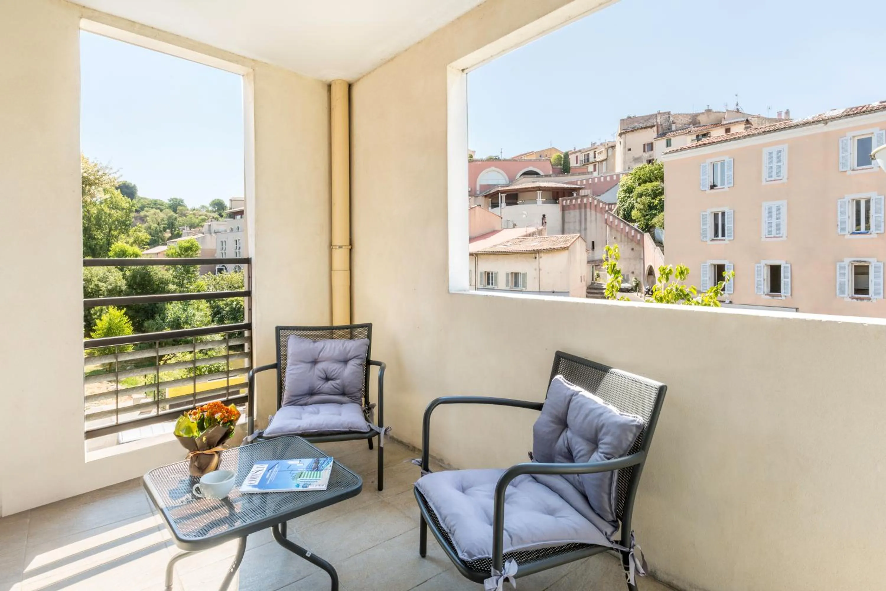 Balcony/Terrace in Best Western Linko Aubagne
