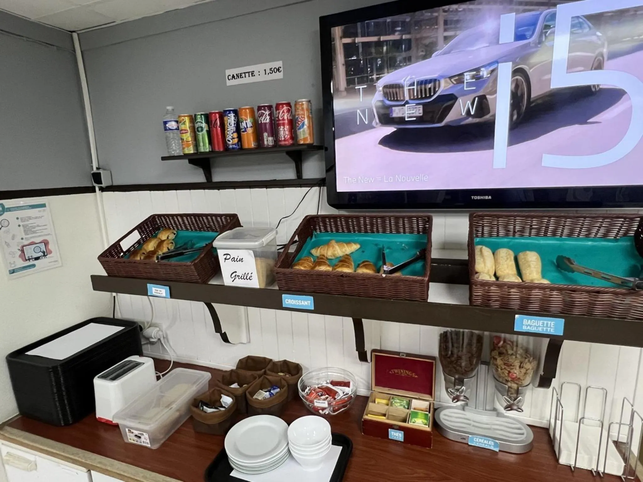 Breakfast in Kyriad Direct Val de Reuil