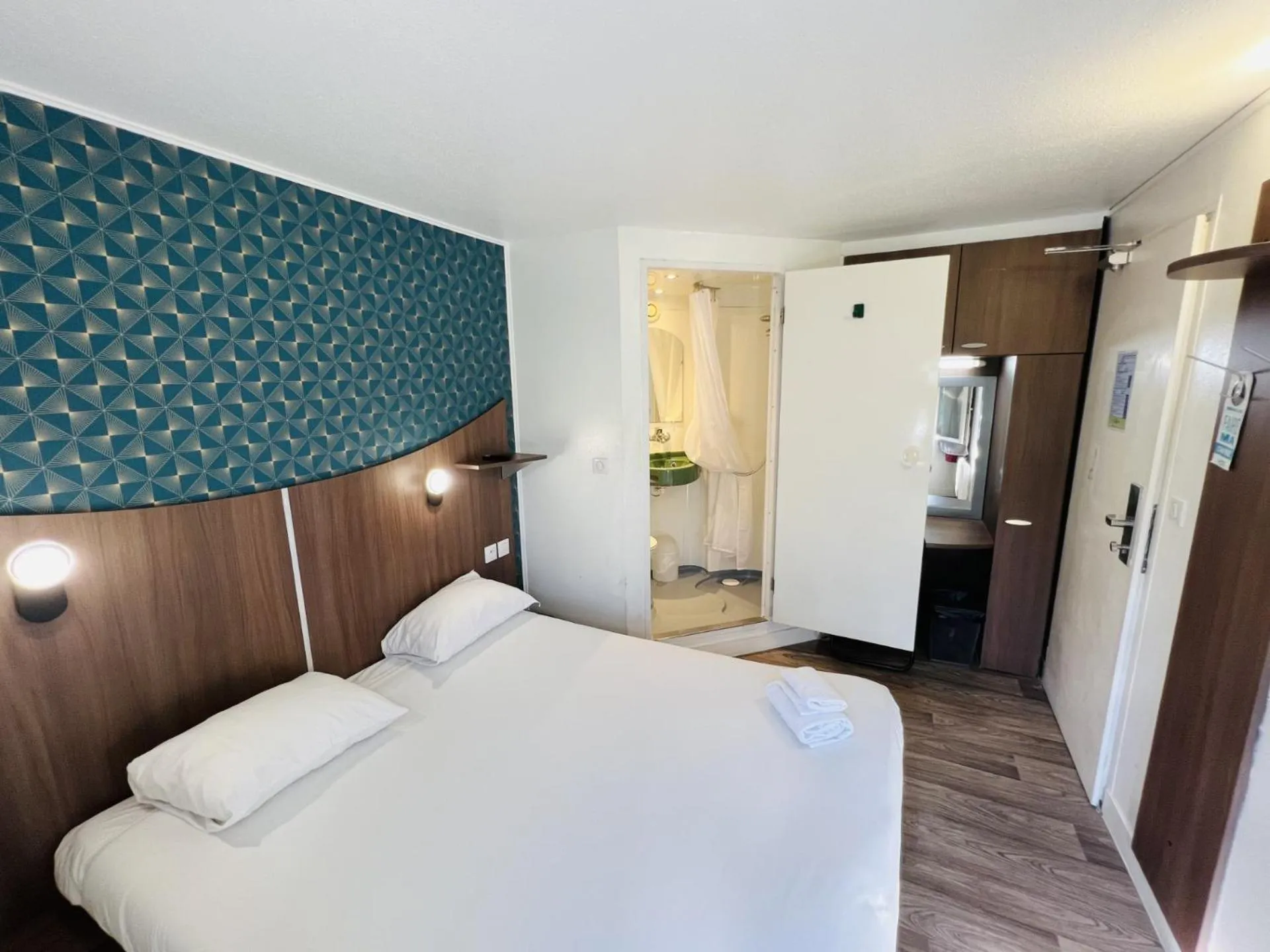 Bedroom, Bed in Kyriad Direct Val de Reuil