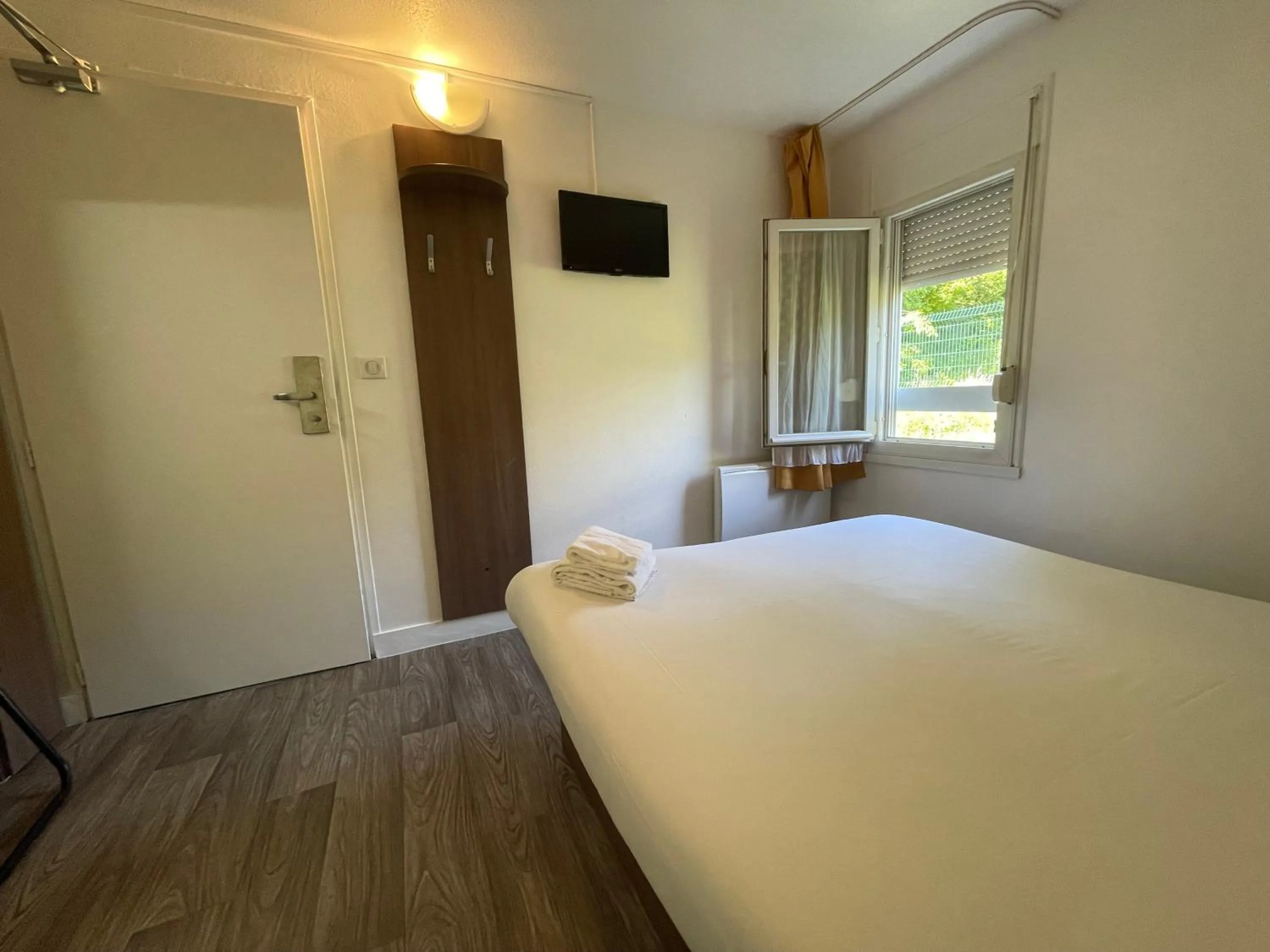 Bedroom, Bed in Kyriad Direct Val de Reuil