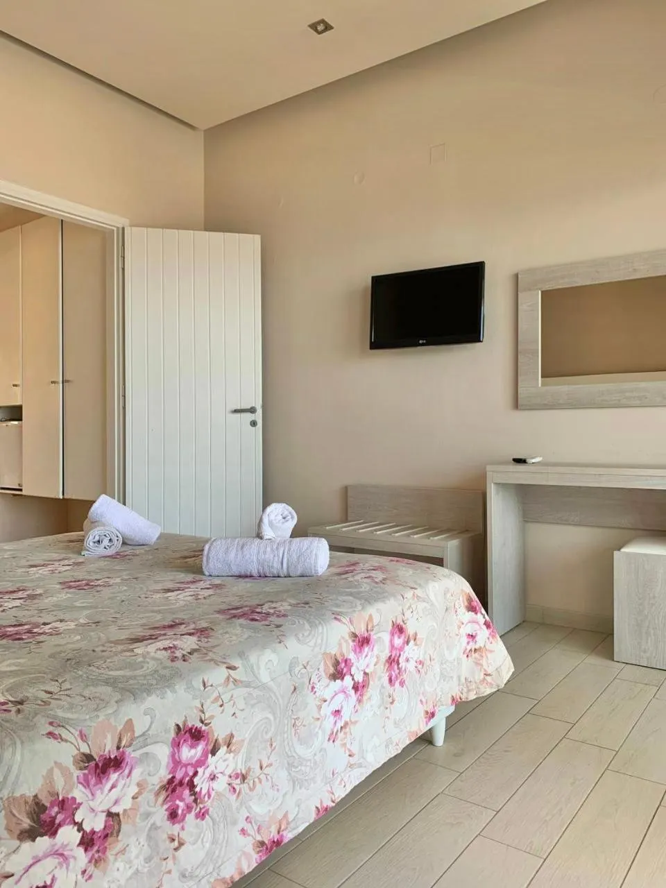 Bed in Saradari Beach Hotel - Adults Only