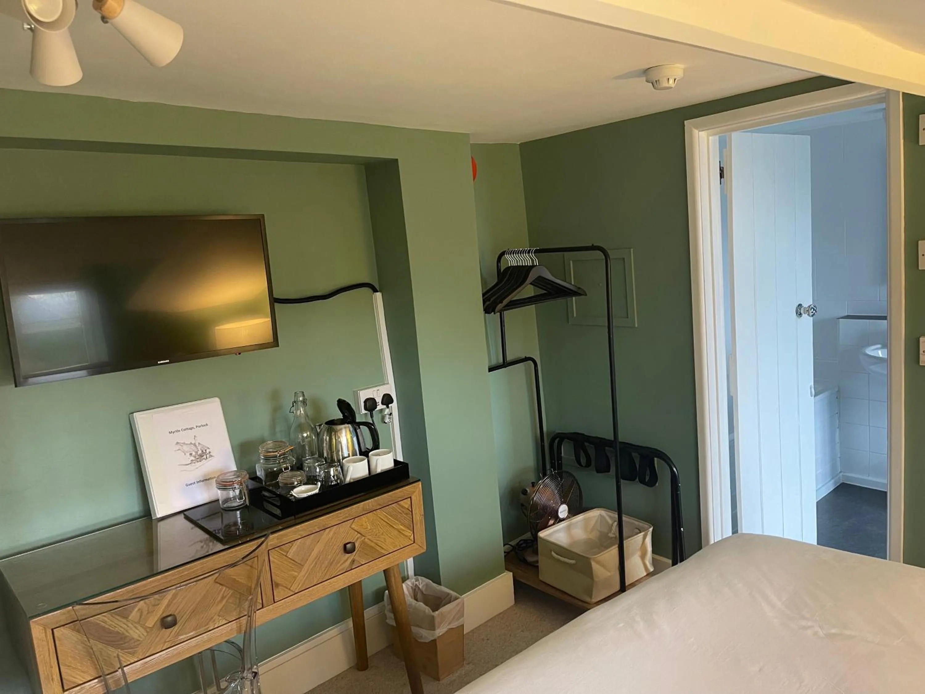 Bedroom, Bed in Myrtle Cottage B&B