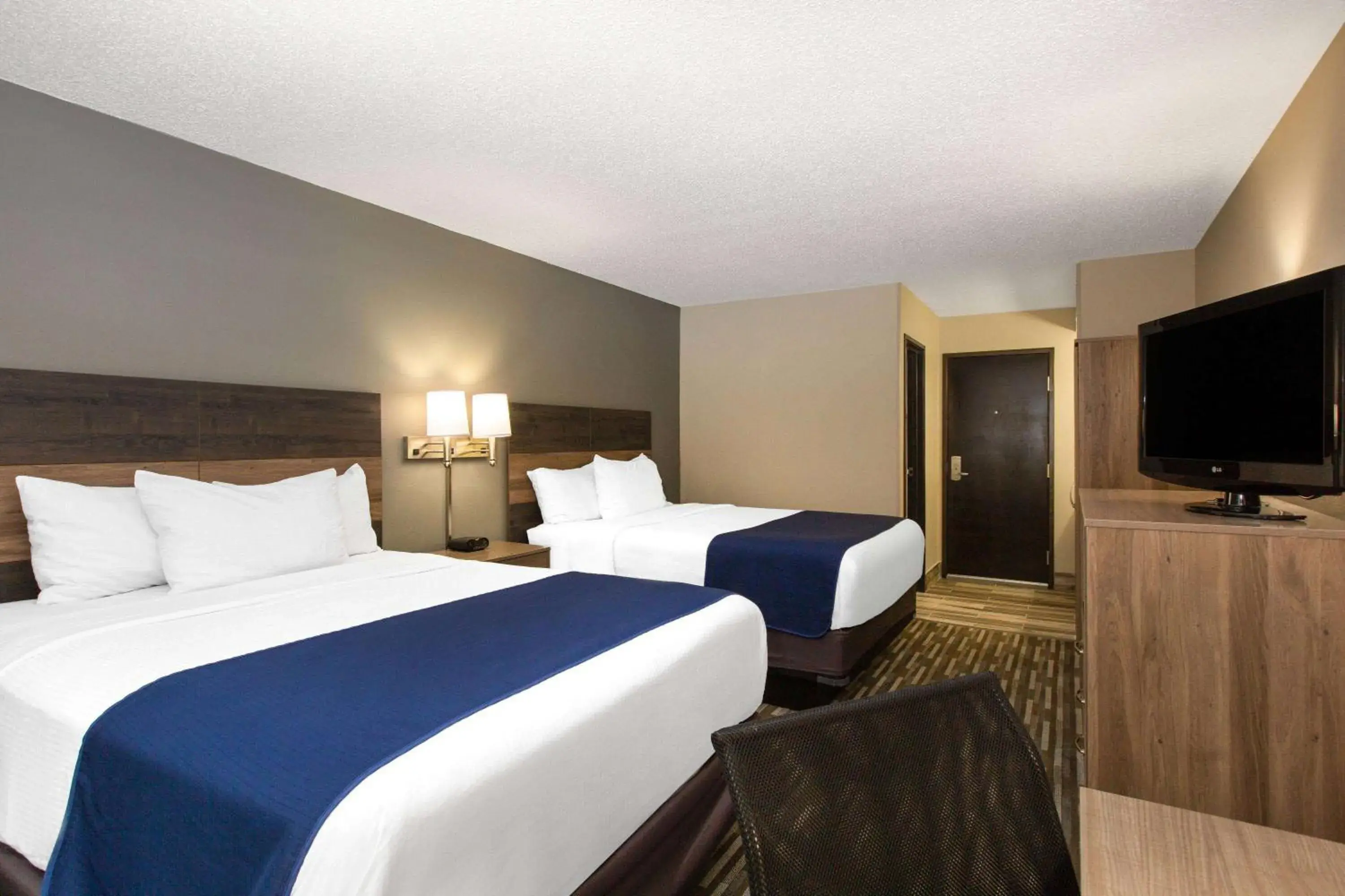 Queen Room with Two Queen Beds - Non-Smoking in Days Inn & Suites by Wyndham Wisconsin Dells Queen Room with Two Queen Beds - Non-Smoking in Days Inn & Suites by Wyndham Wisconsin Dells