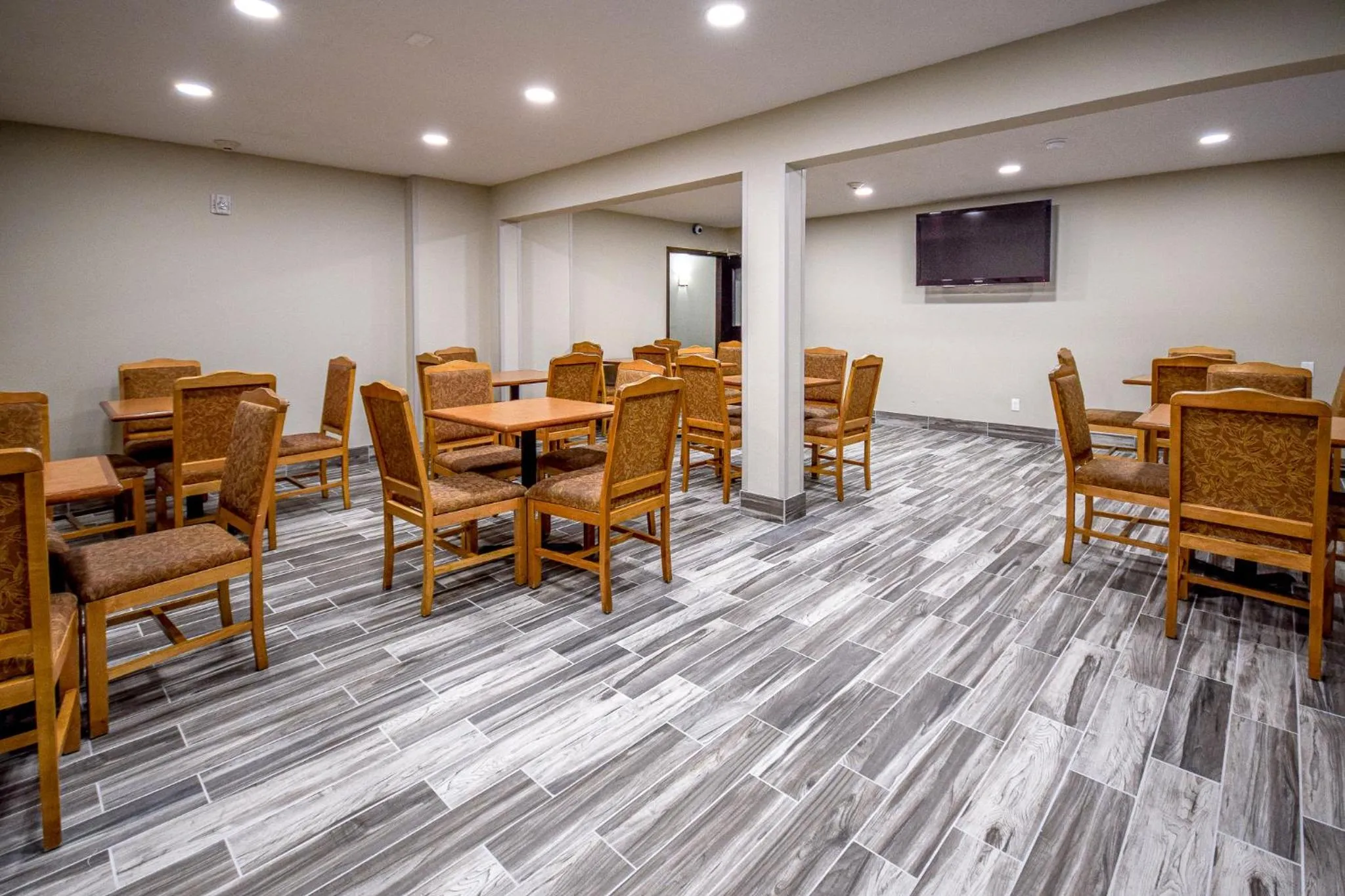 Breakfast in Days Inn & Suites by Wyndham Wisconsin Dells