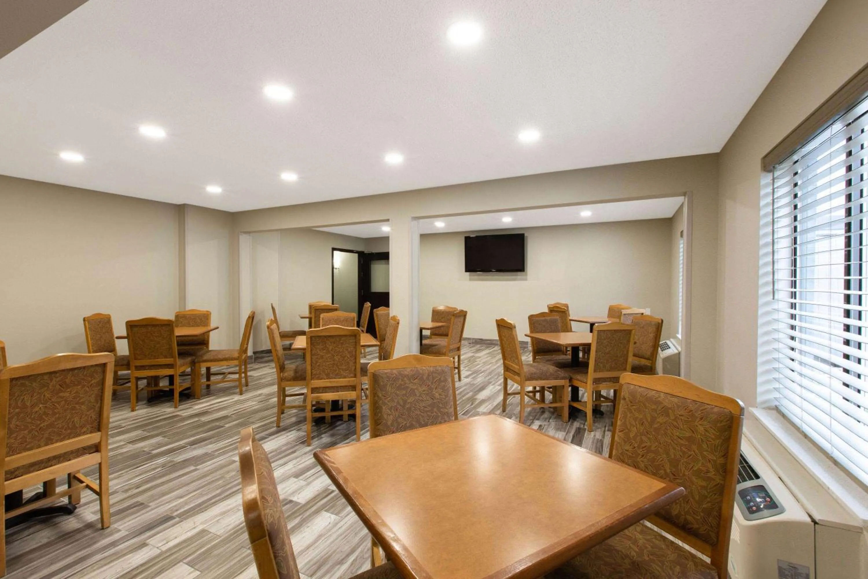 Breakfast in Days Inn & Suites by Wyndham Wisconsin Dells