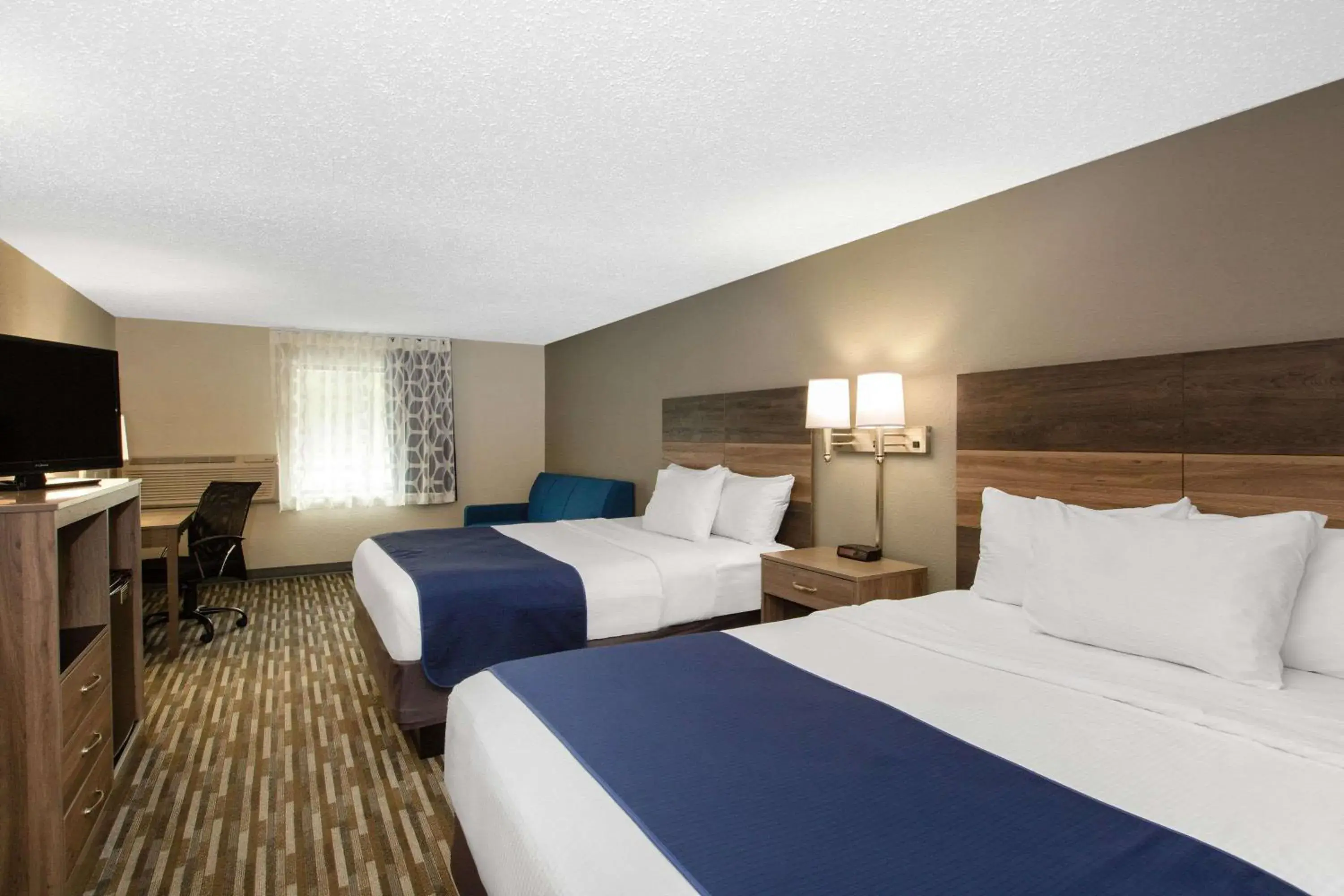 Studio Suite with Two Queen Beds - Non-Smoking in Days Inn & Suites by Wyndham Wisconsin Dells Studio Suite with Two Queen Beds - Non-Smoking in Days Inn & Suites by Wyndham Wisconsin Dells