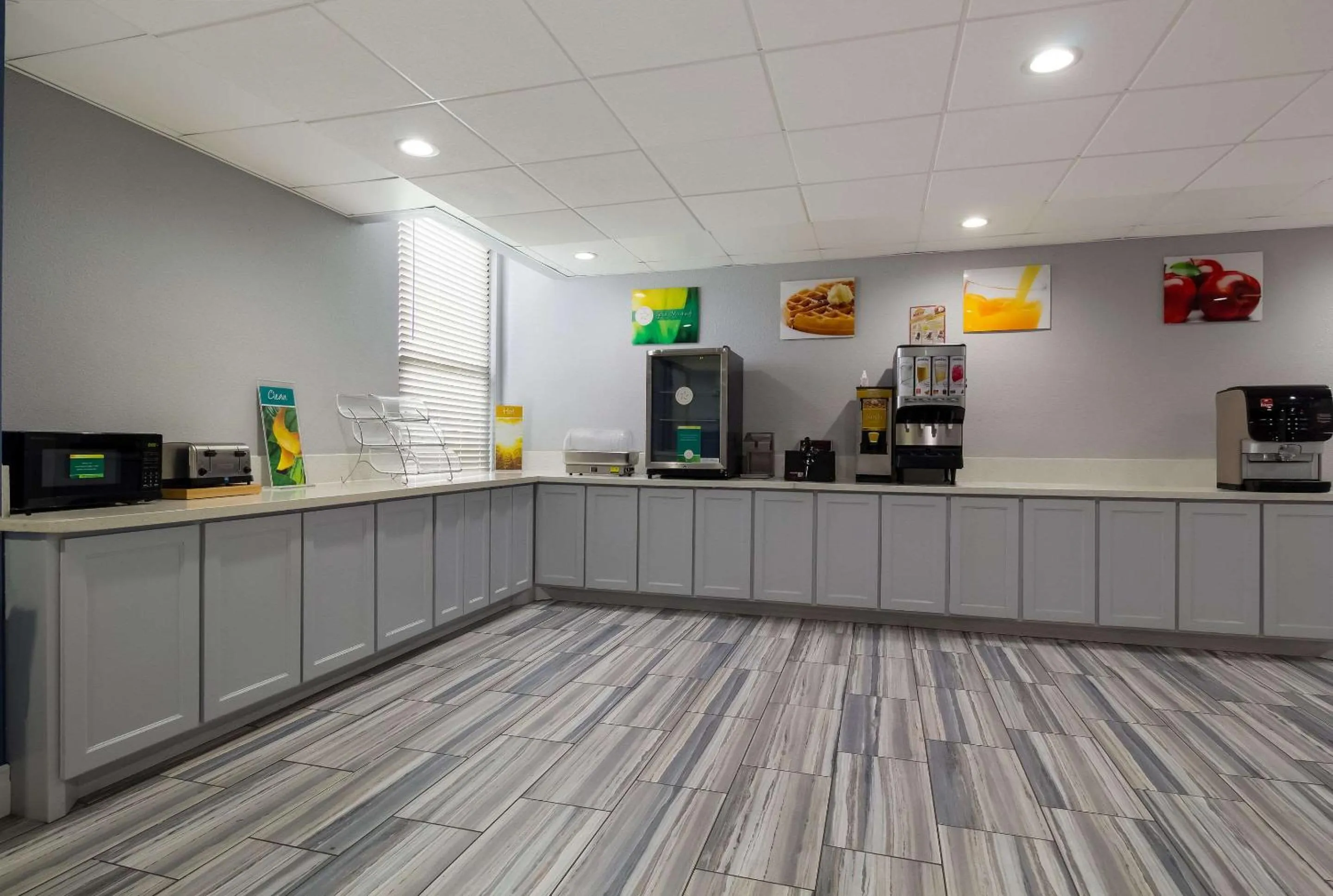 Breakfast in Quality Inn Houston East I-10