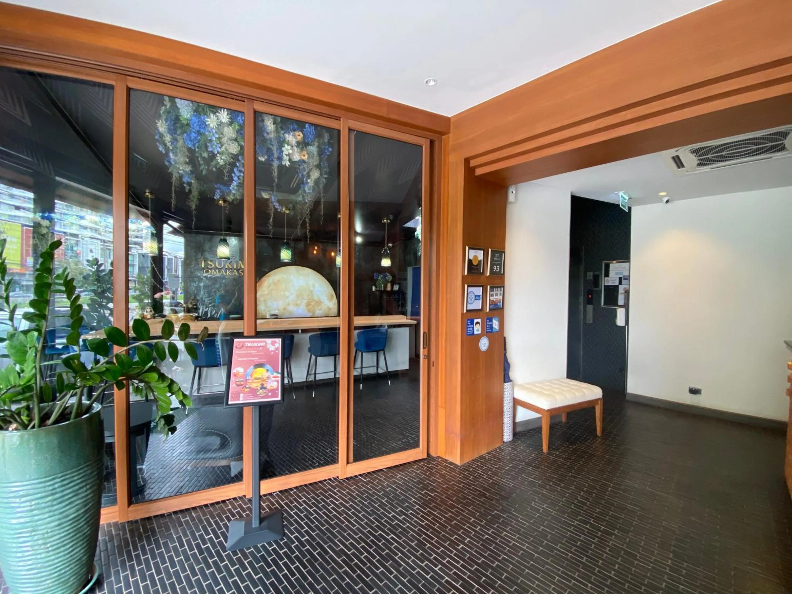 Restaurant/places to eat in Salee Boutique Hotel