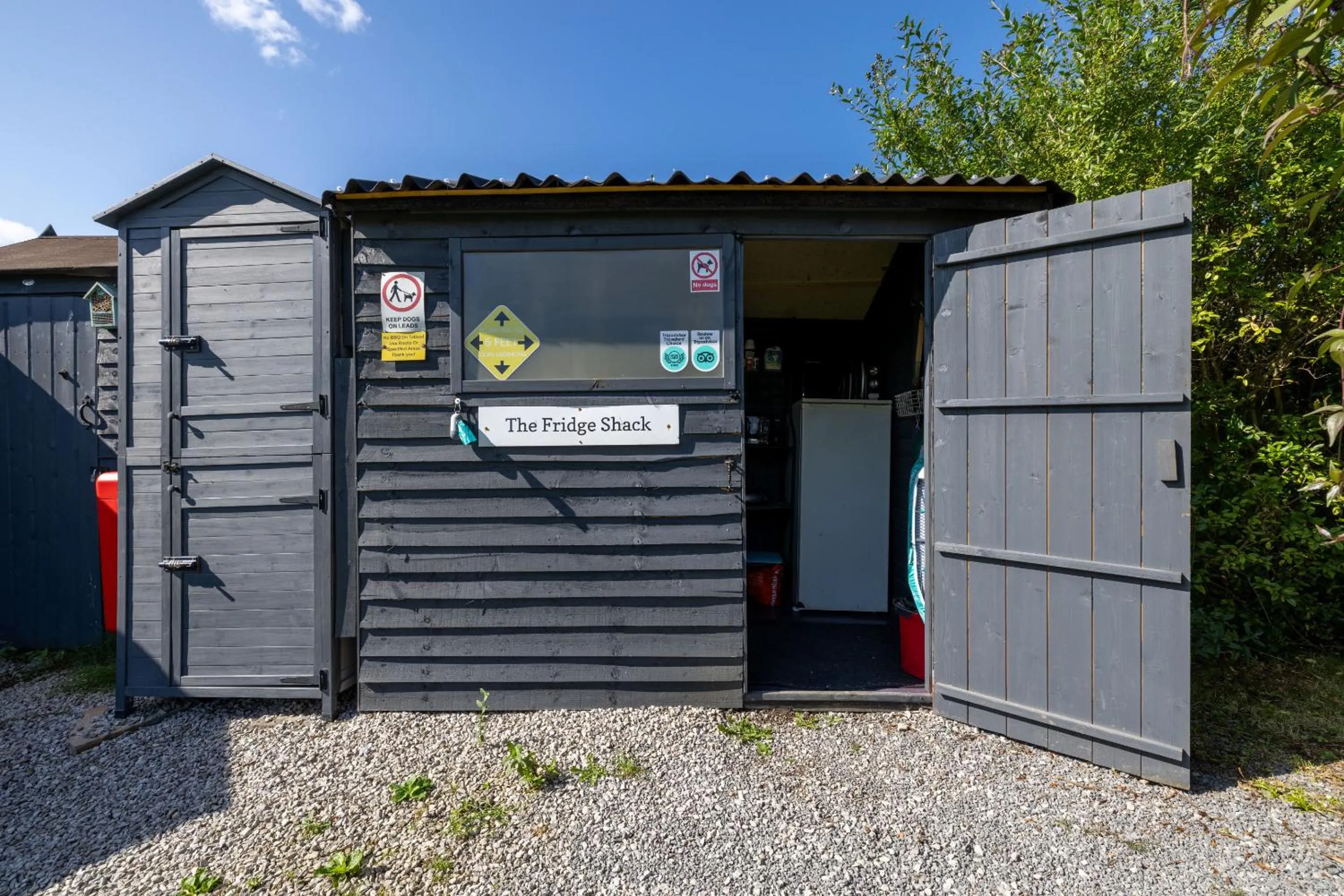 Kitchen or kitchenette in The Little Hide - Adult Only Camping Pods