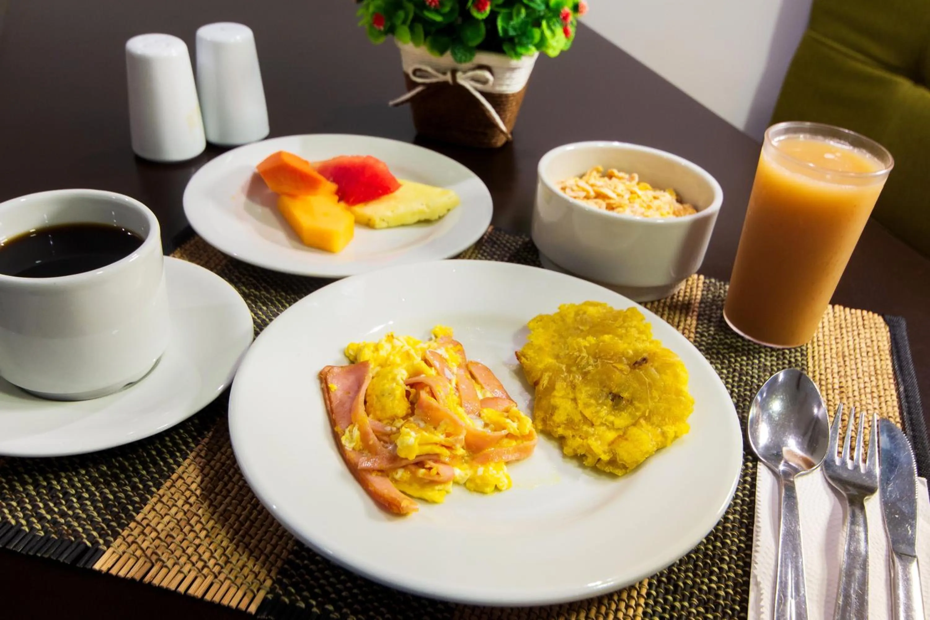 Food and drinks in Hotel Avexi Suites By GEH Suites