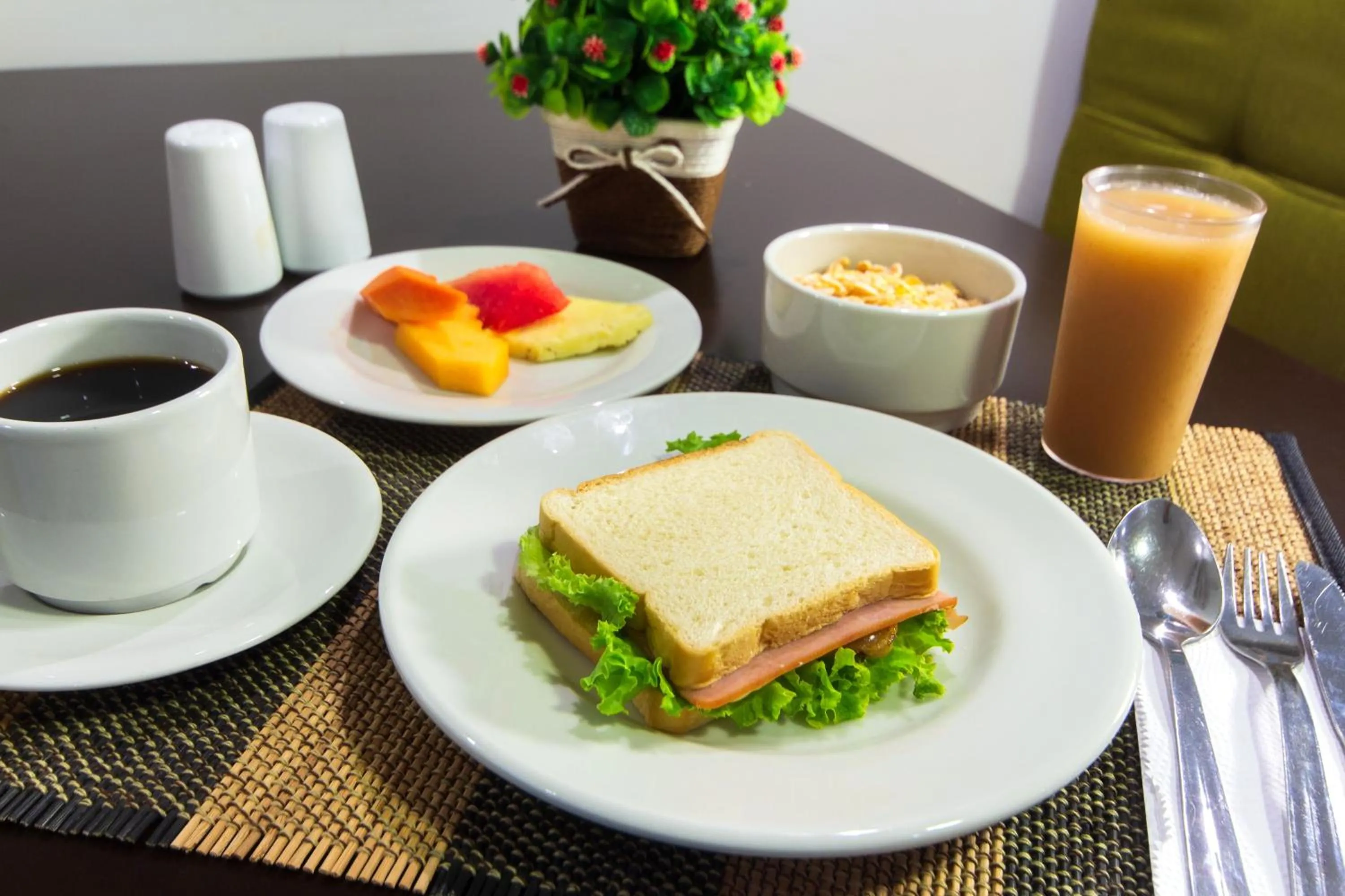 Food and drinks in Hotel Avexi Suites By GEH Suites