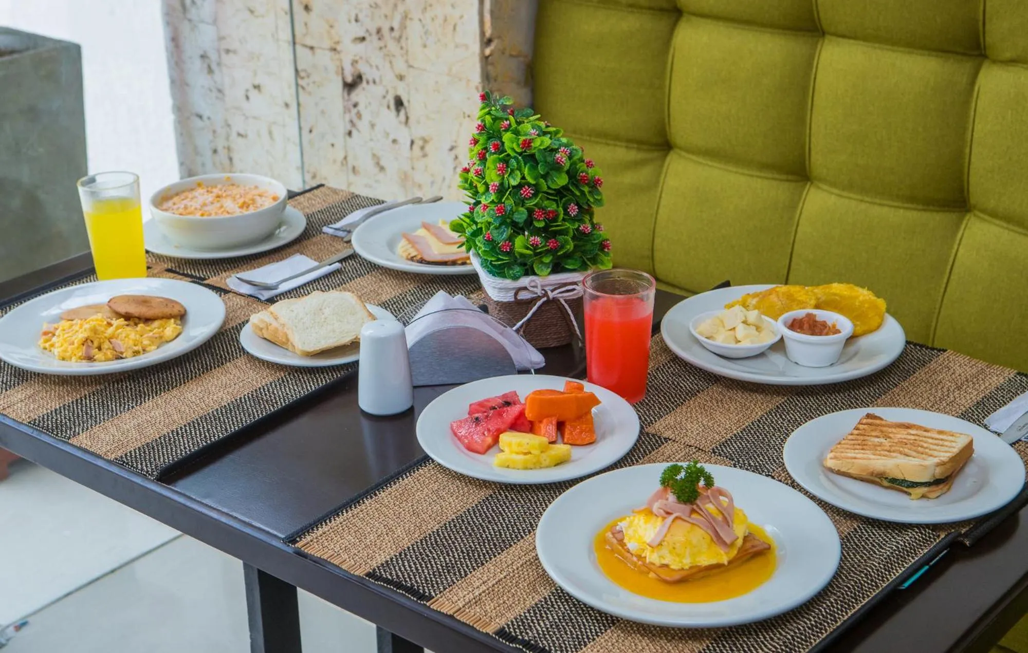 Breakfast in Hotel Avexi Suites By GEH Suites