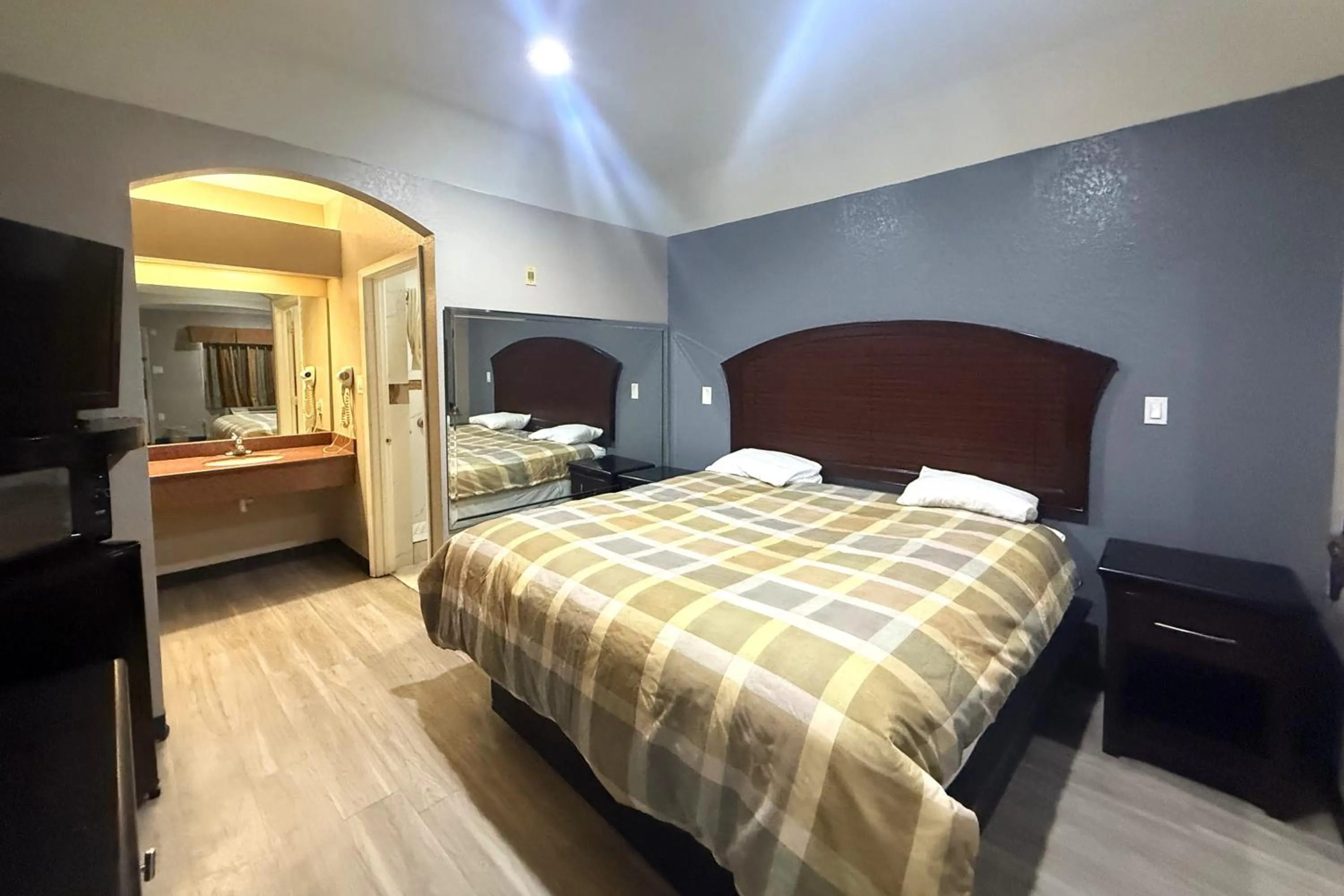 Bedroom, Bed in Hotel O Regency Suites Houston - IAH Beltway 8