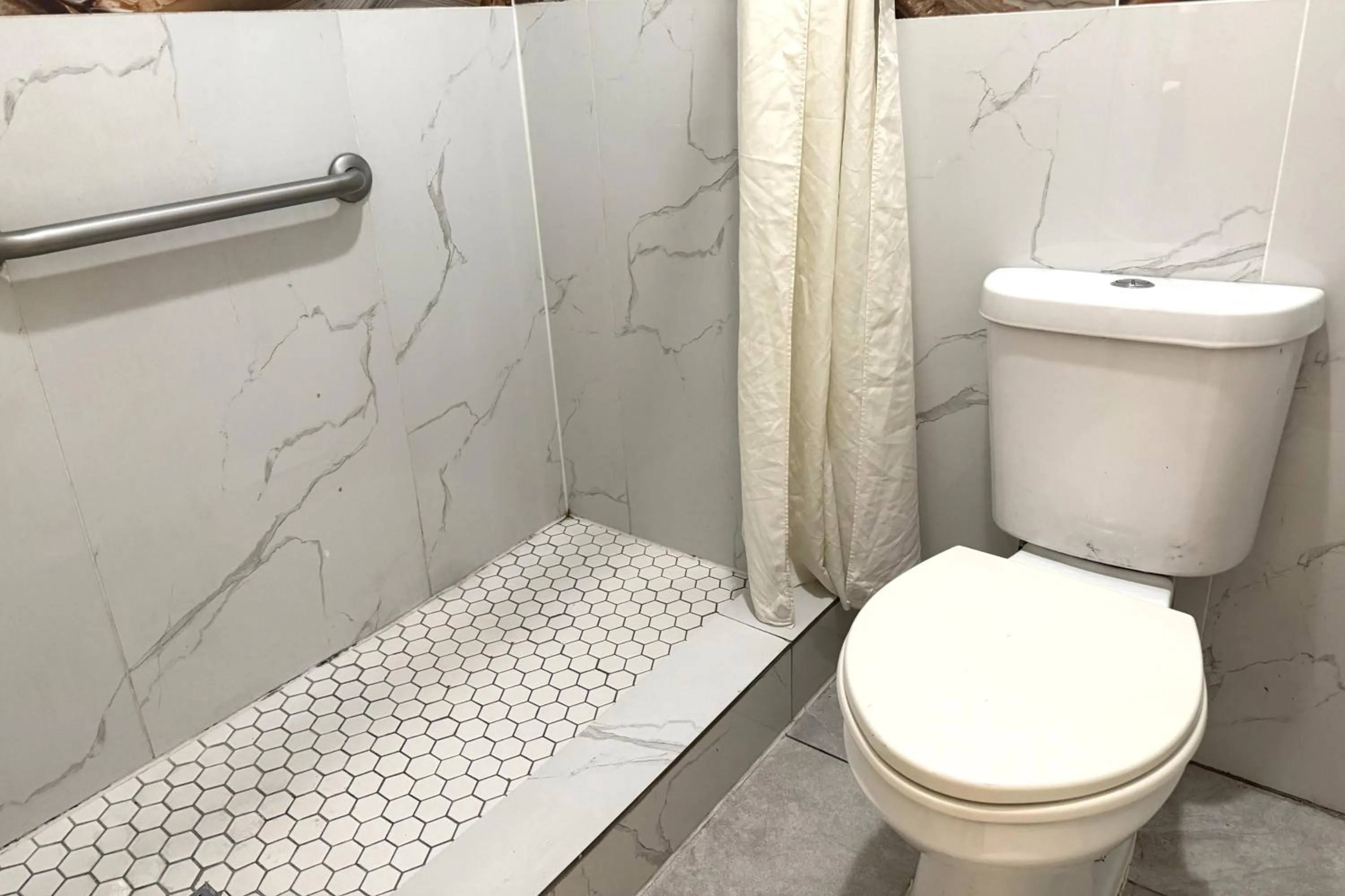 Bathroom in Hotel O Regency Suites Houston - IAH Beltway 8