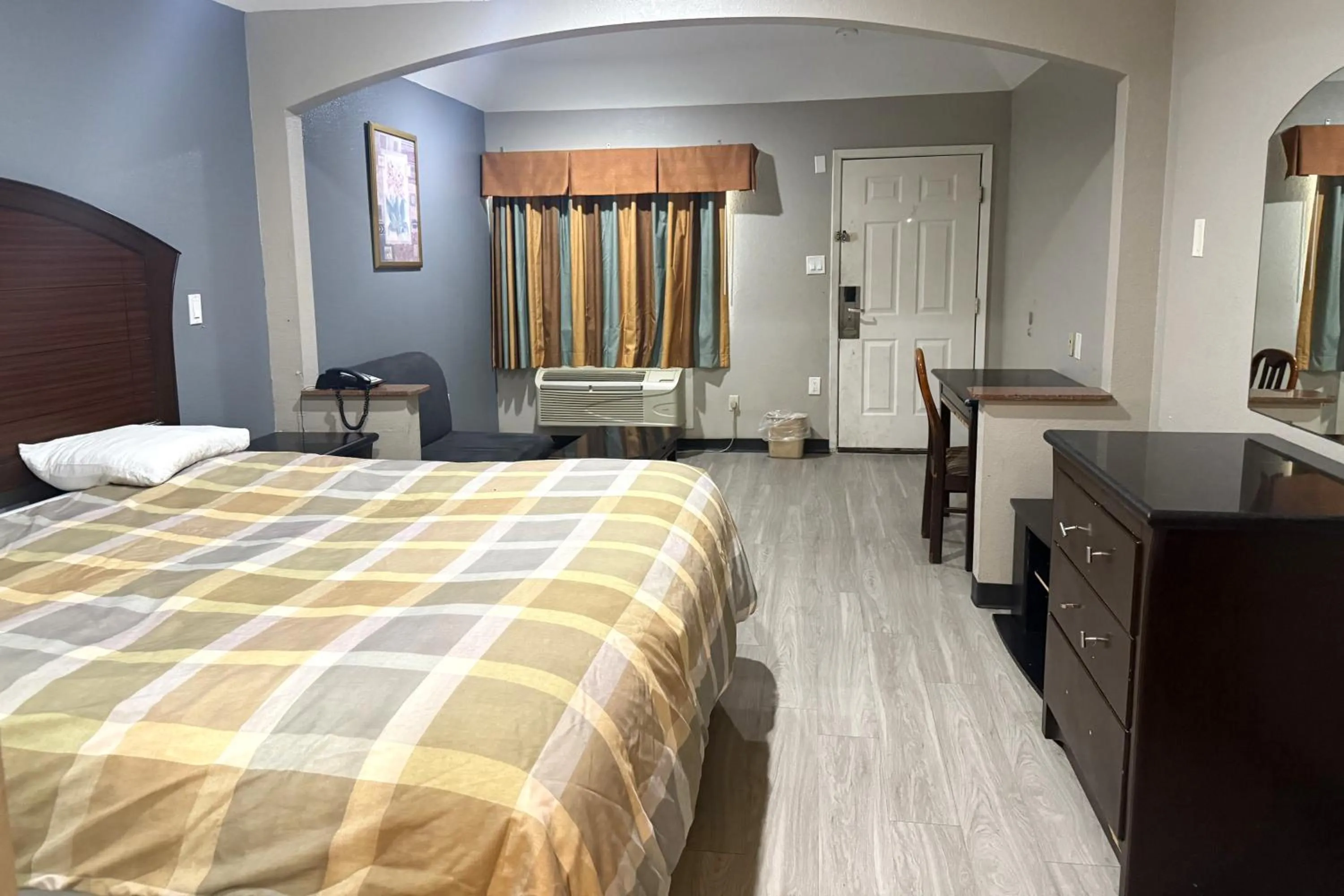 Bedroom, Bed in Hotel O Regency Suites Houston - IAH Beltway 8