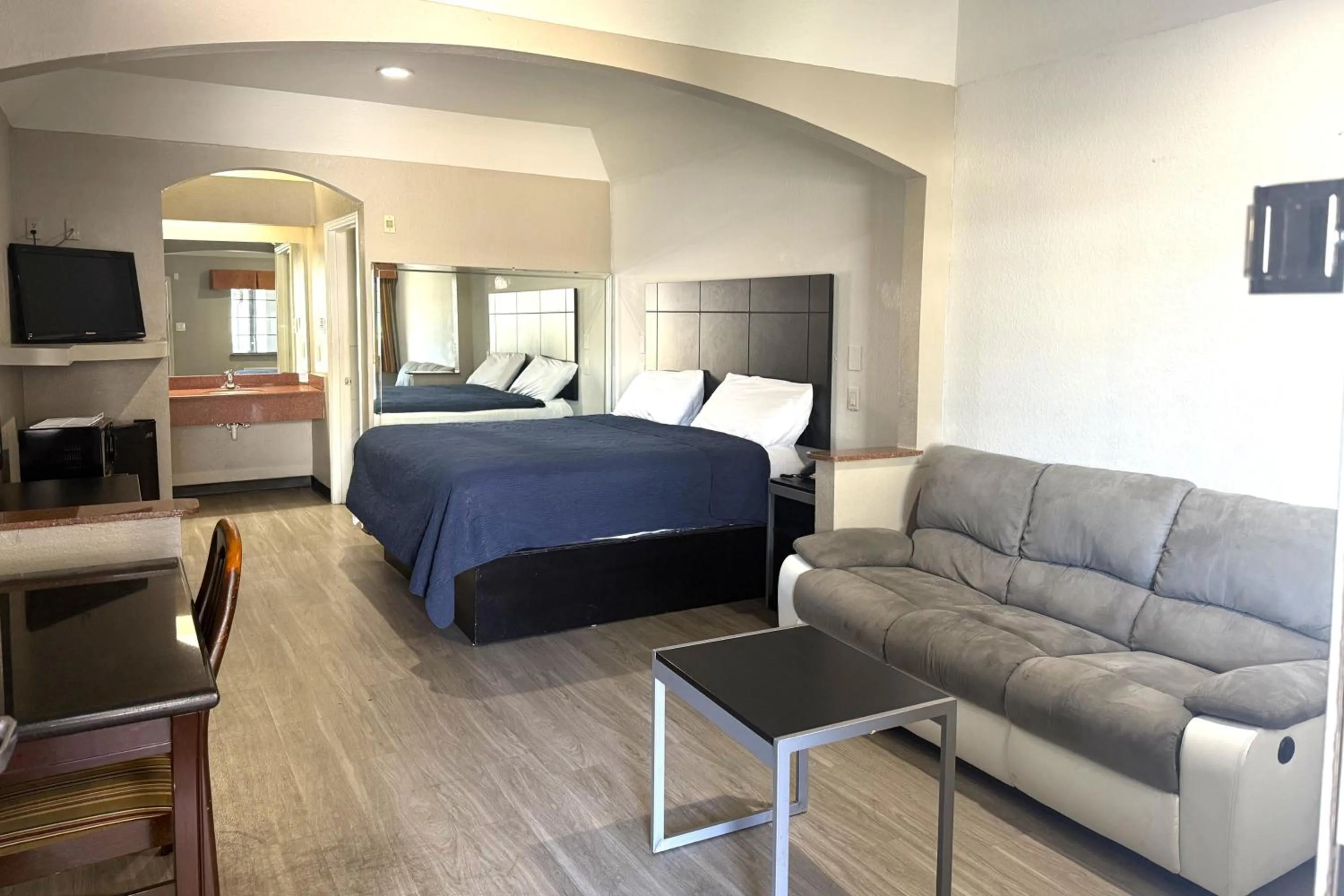 Bedroom, Bed in Hotel O Regency Suites Houston - IAH Beltway 8