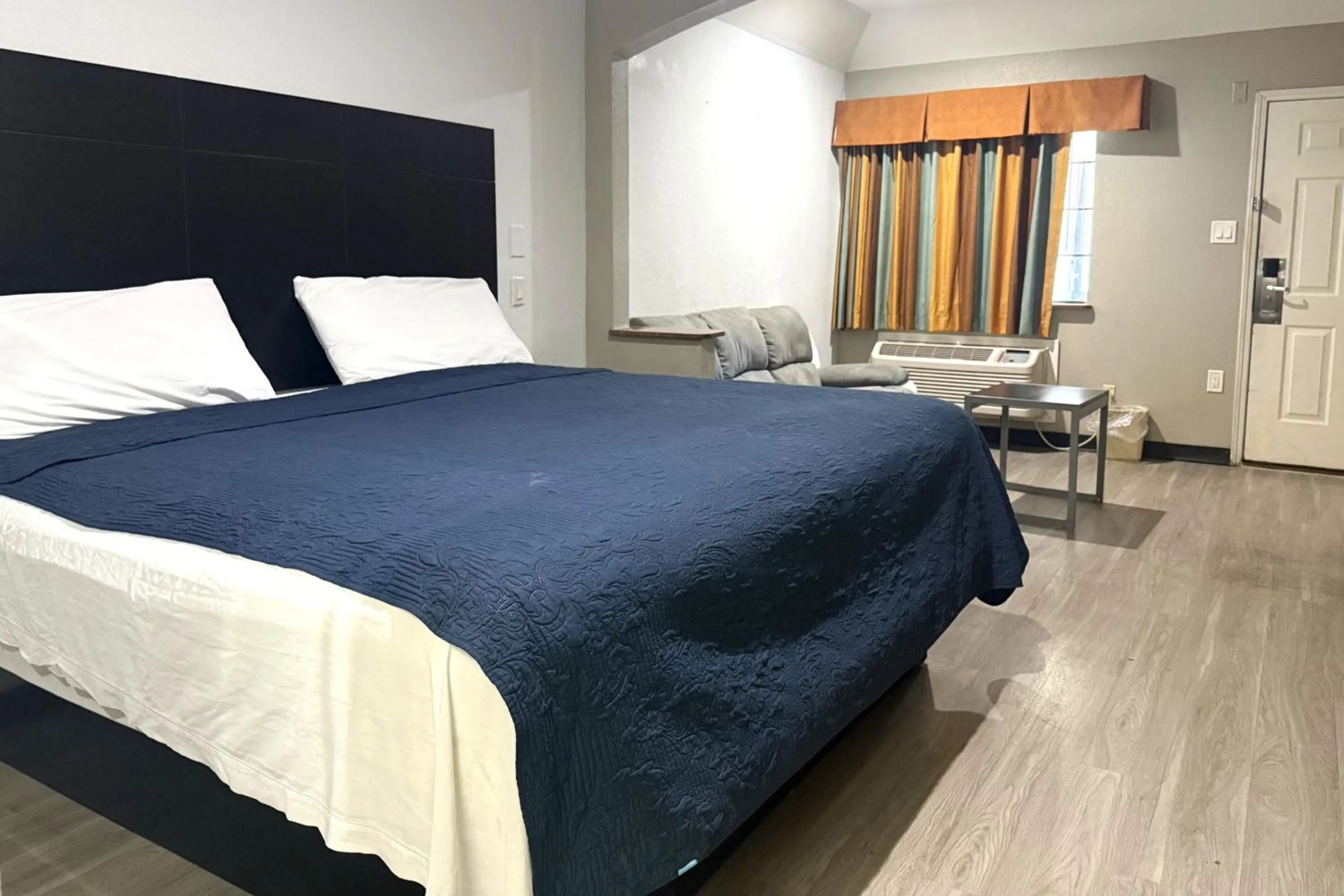 Bedroom, Bed in Hotel O Regency Suites Houston - IAH Beltway 8