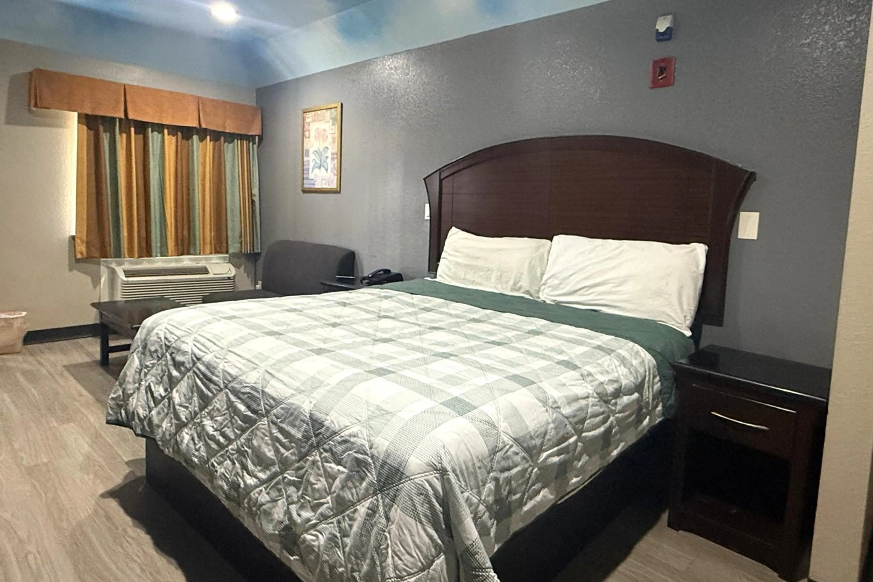 Bedroom, Bed in Hotel O Regency Suites Houston - IAH Beltway 8