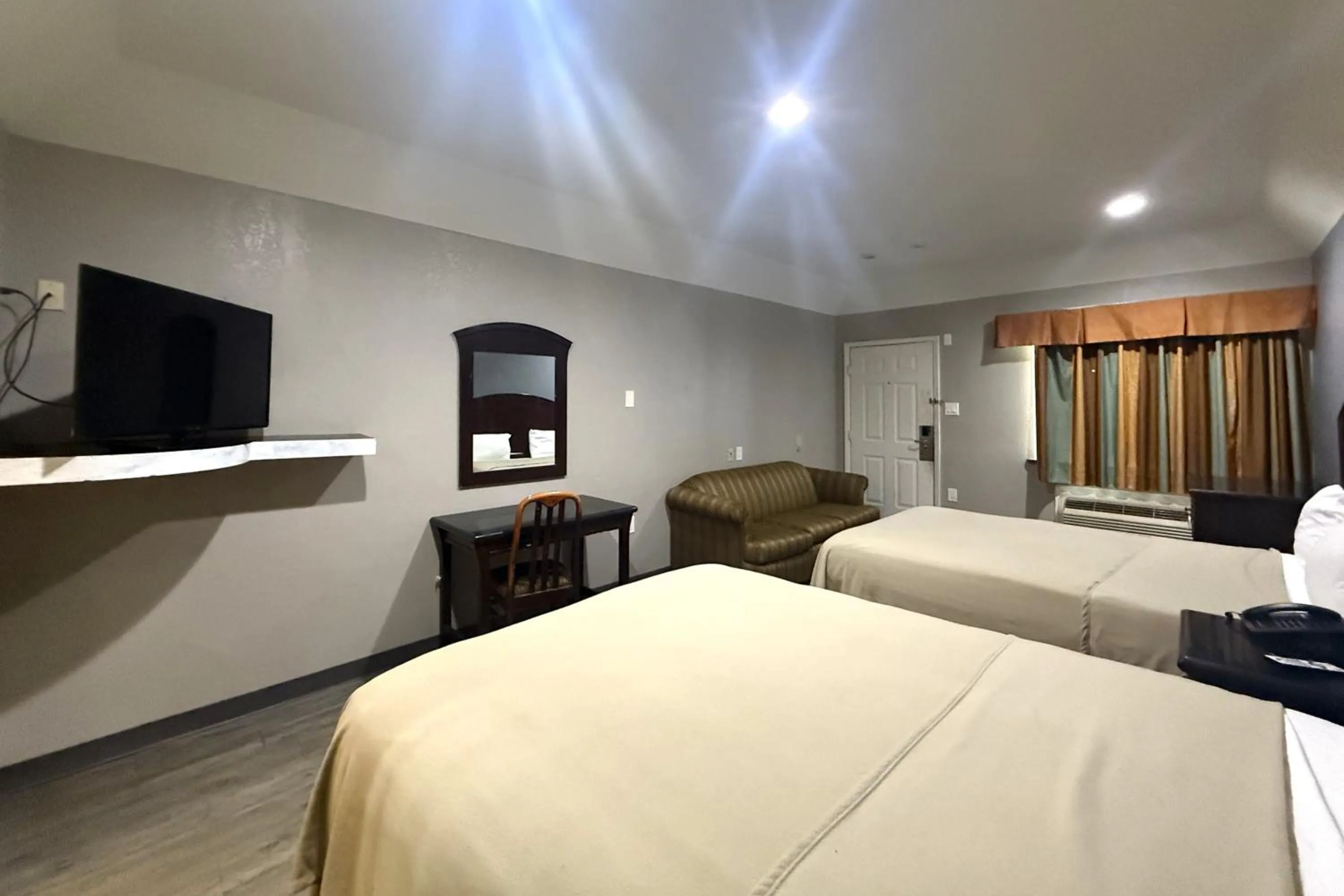 Bedroom, Bed in Hotel O Regency Suites Houston - IAH Beltway 8