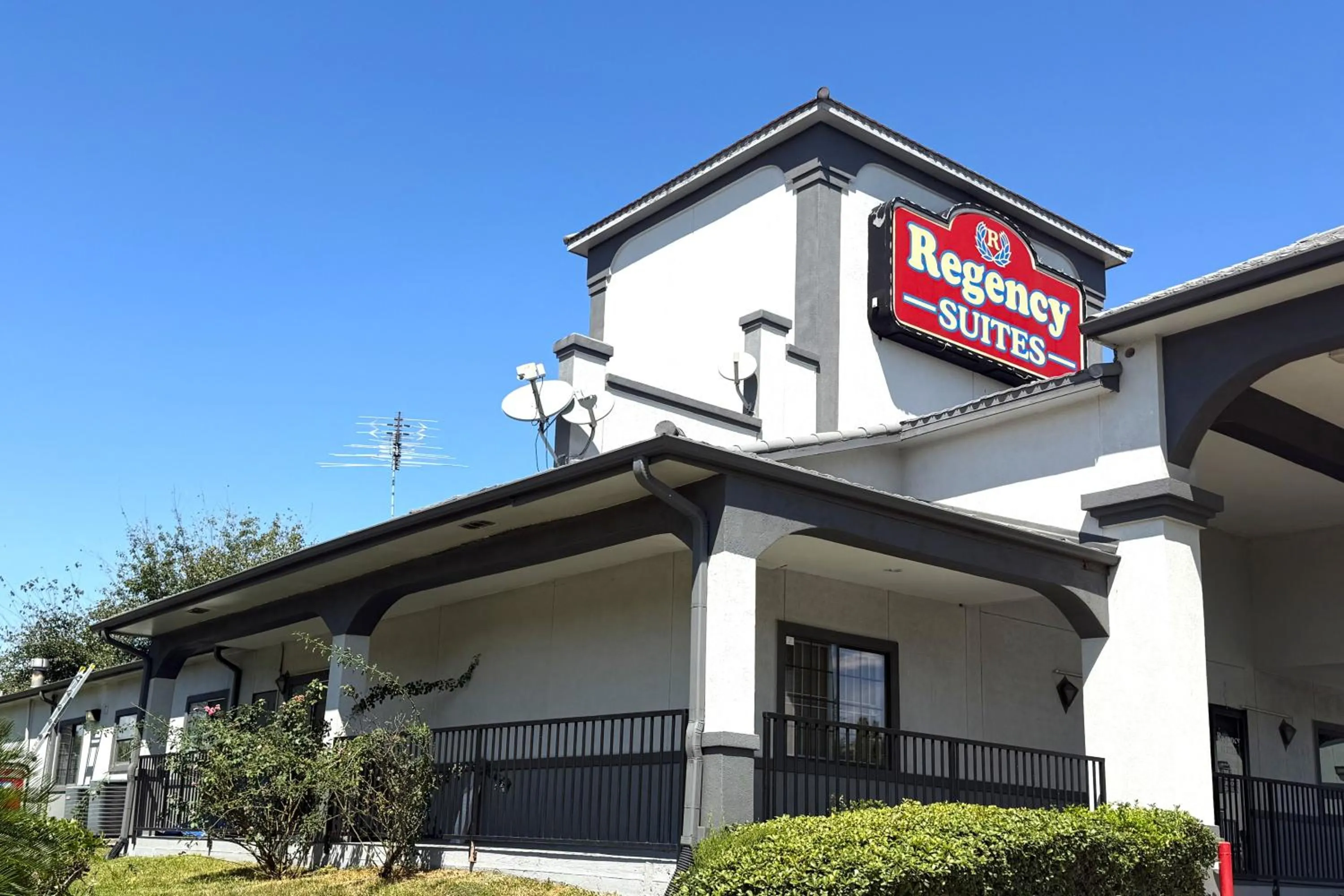 Property building in Hotel O Regency Suites Houston - IAH Beltway 8
