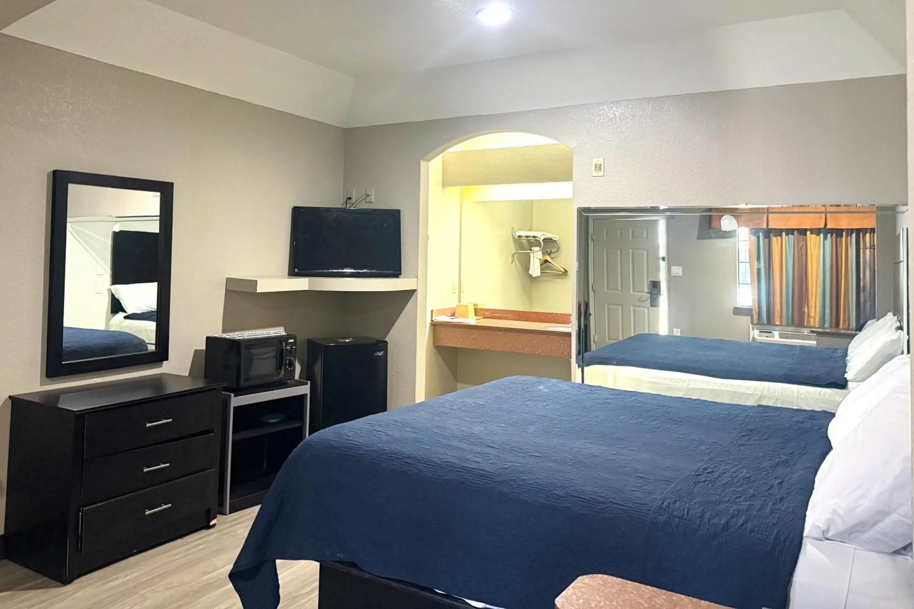 Bedroom, Bed in Hotel O Regency Suites Houston - IAH Beltway 8