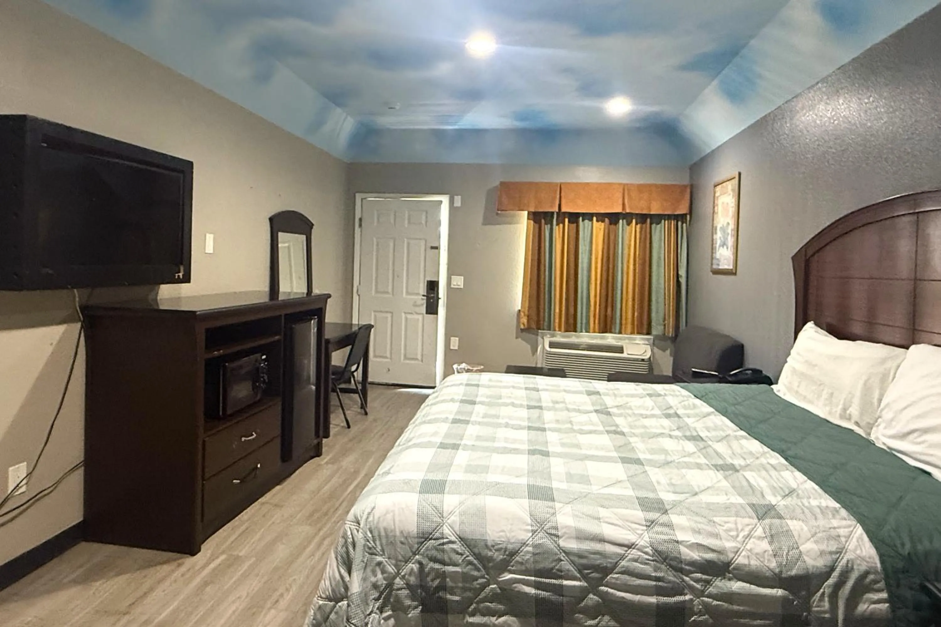 Bedroom, Bed in Hotel O Regency Suites Houston - IAH Beltway 8