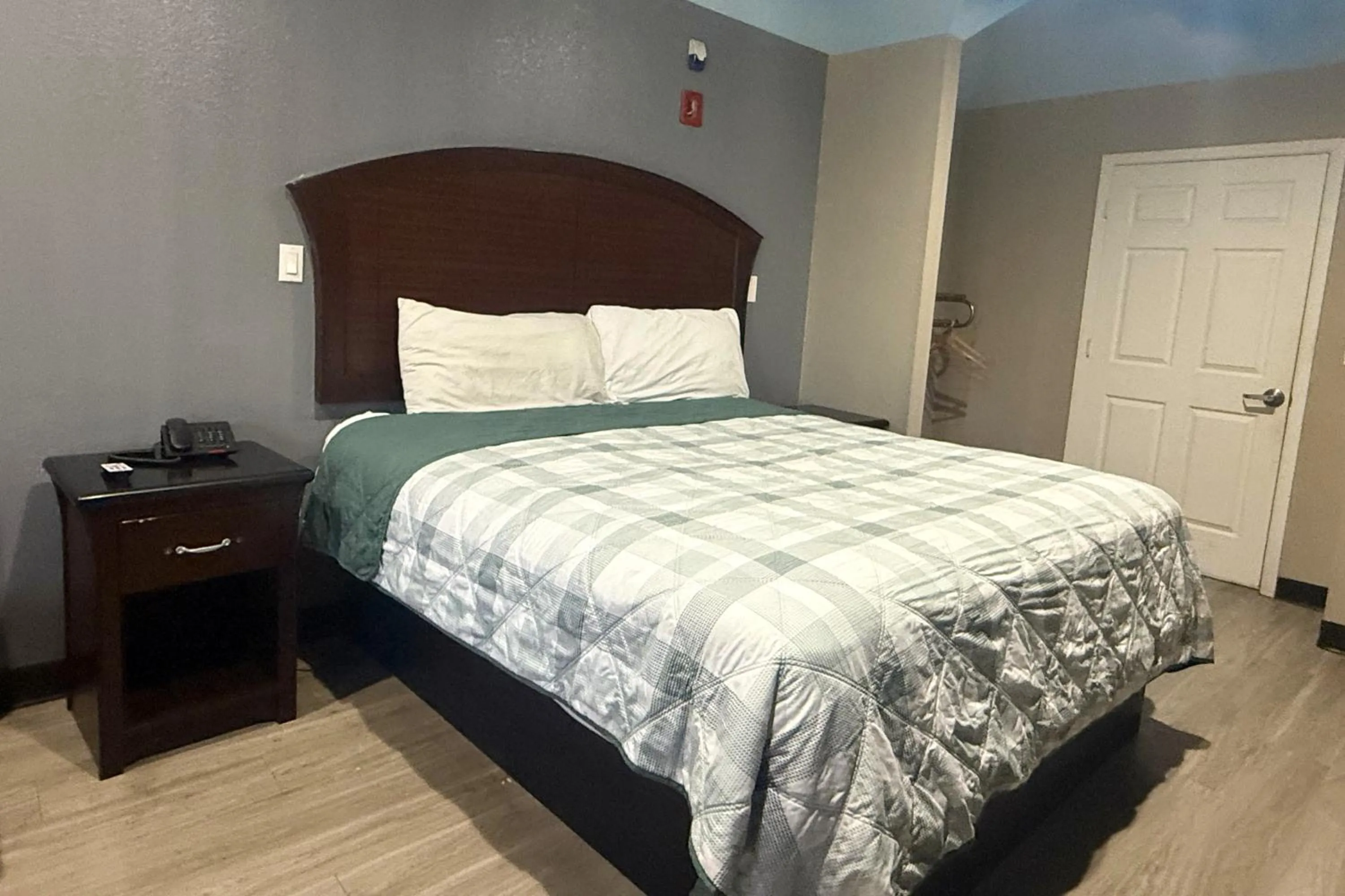 Bedroom, Bed in Hotel O Regency Suites Houston - IAH Beltway 8