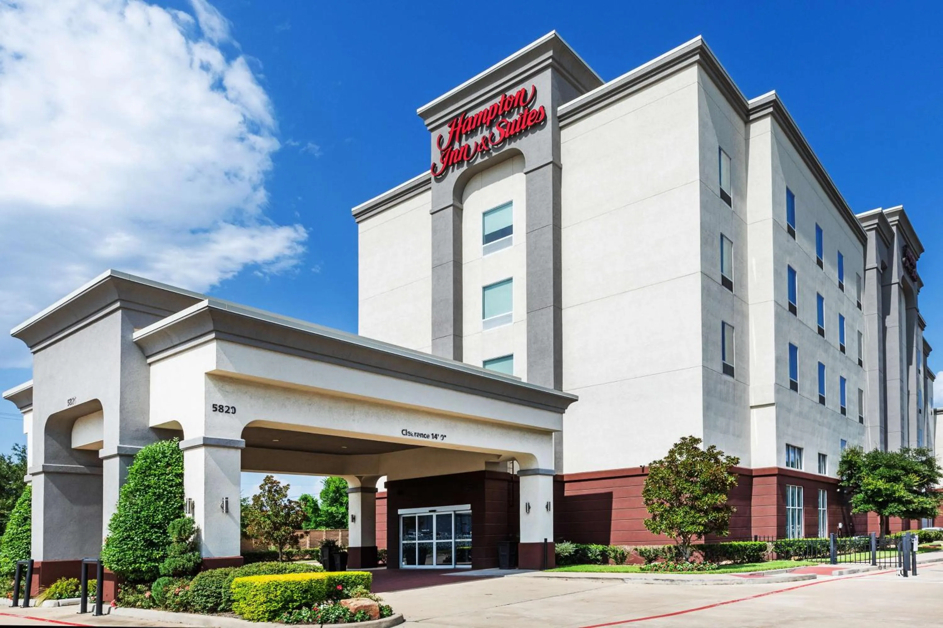 Property building in Hampton Inn and Suites Houston Heights I-10