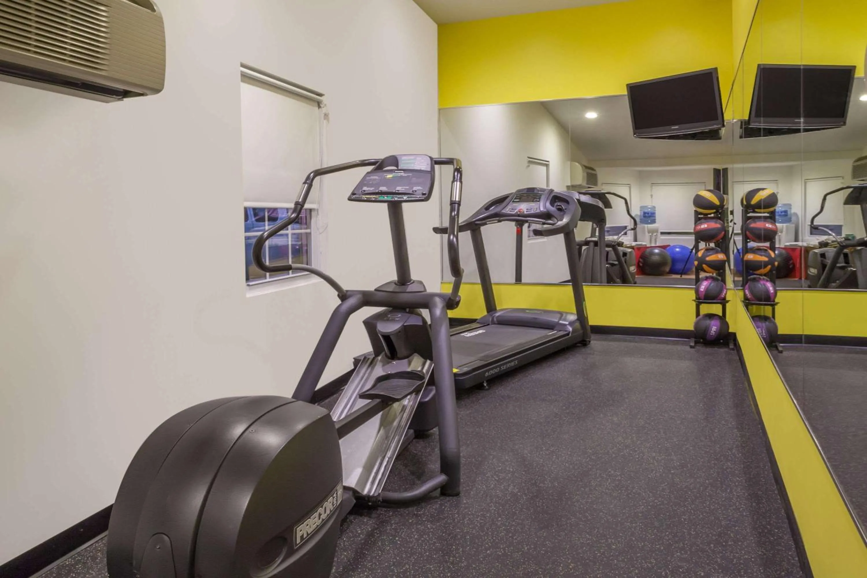Fitness centre/facilities in Days Inn by Wyndham Woodbury Long Island
