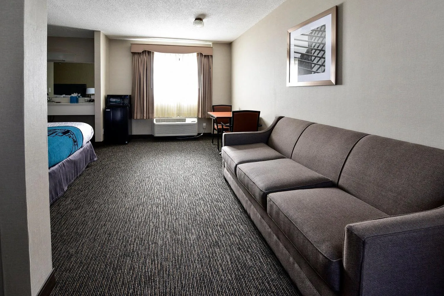 Living room, Bed in City Center Inn and Suites
