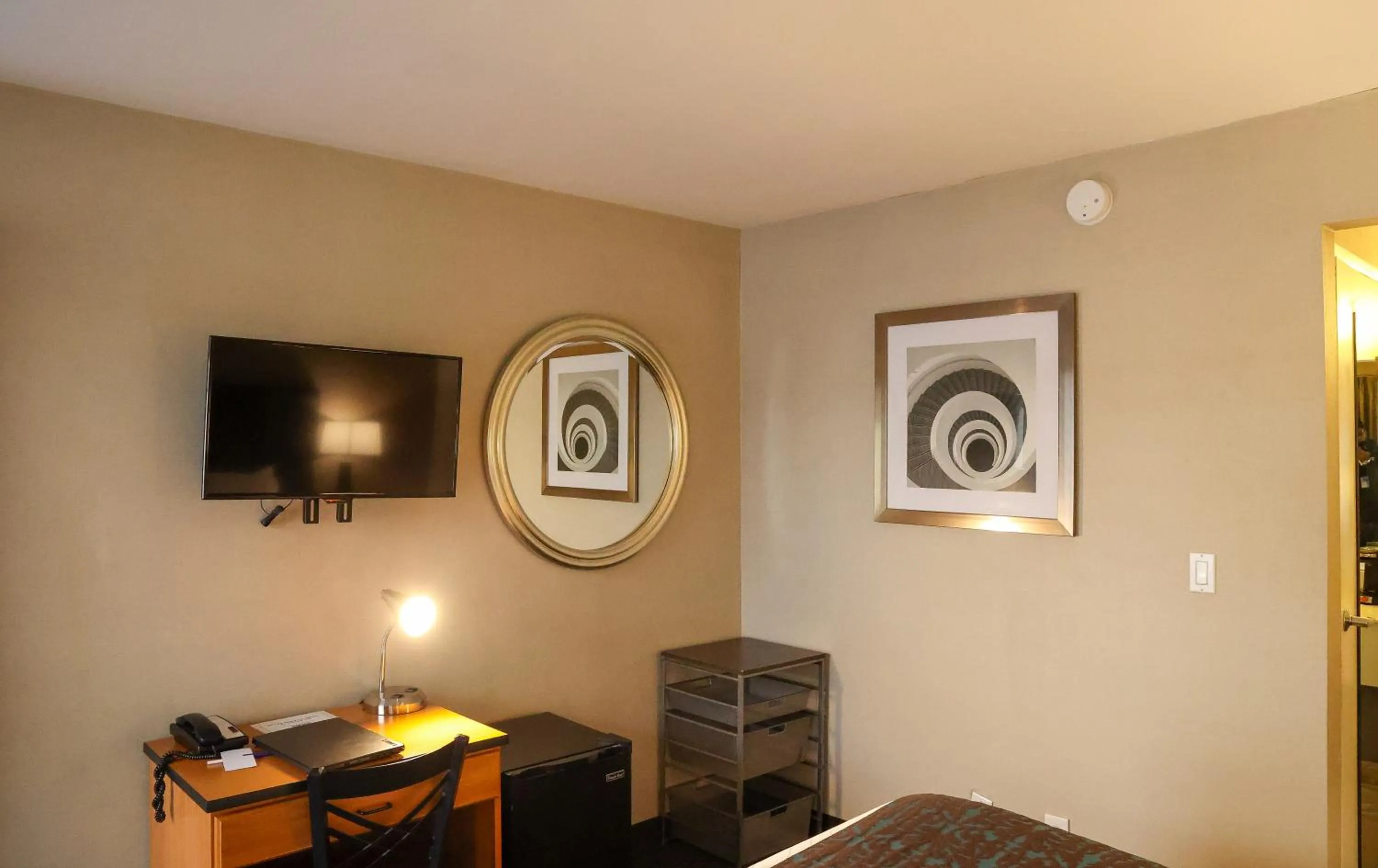 TV and multimedia in City Center Inn and Suites