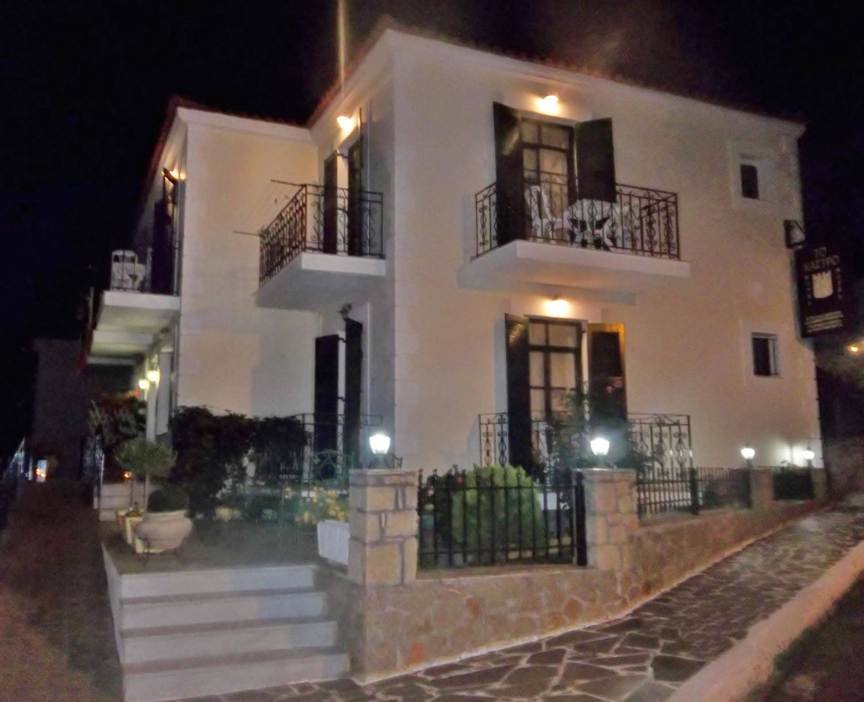 Property building in To Kastro