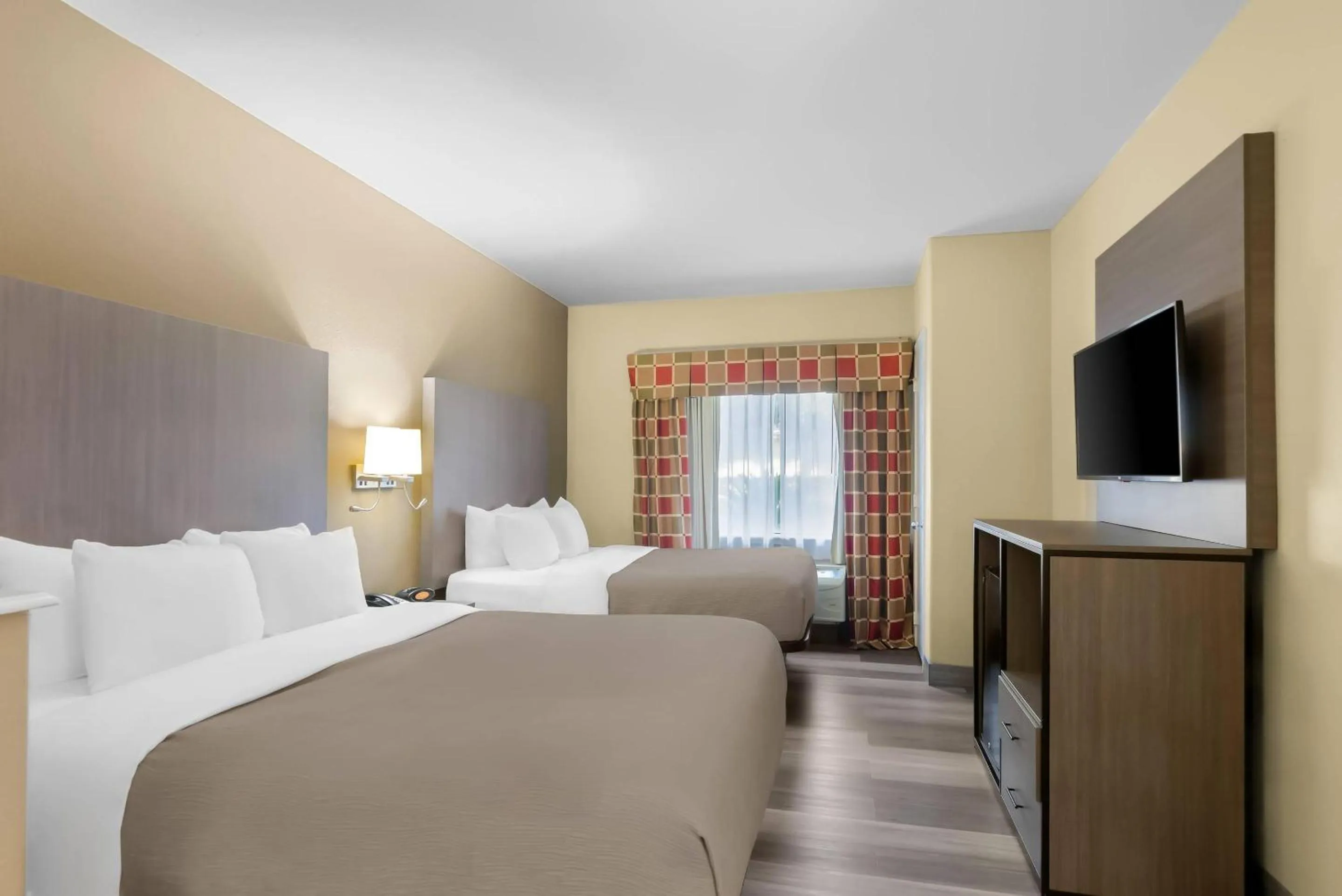 Bedroom, Bed in Quality Suites Houston NW Cy-Fair