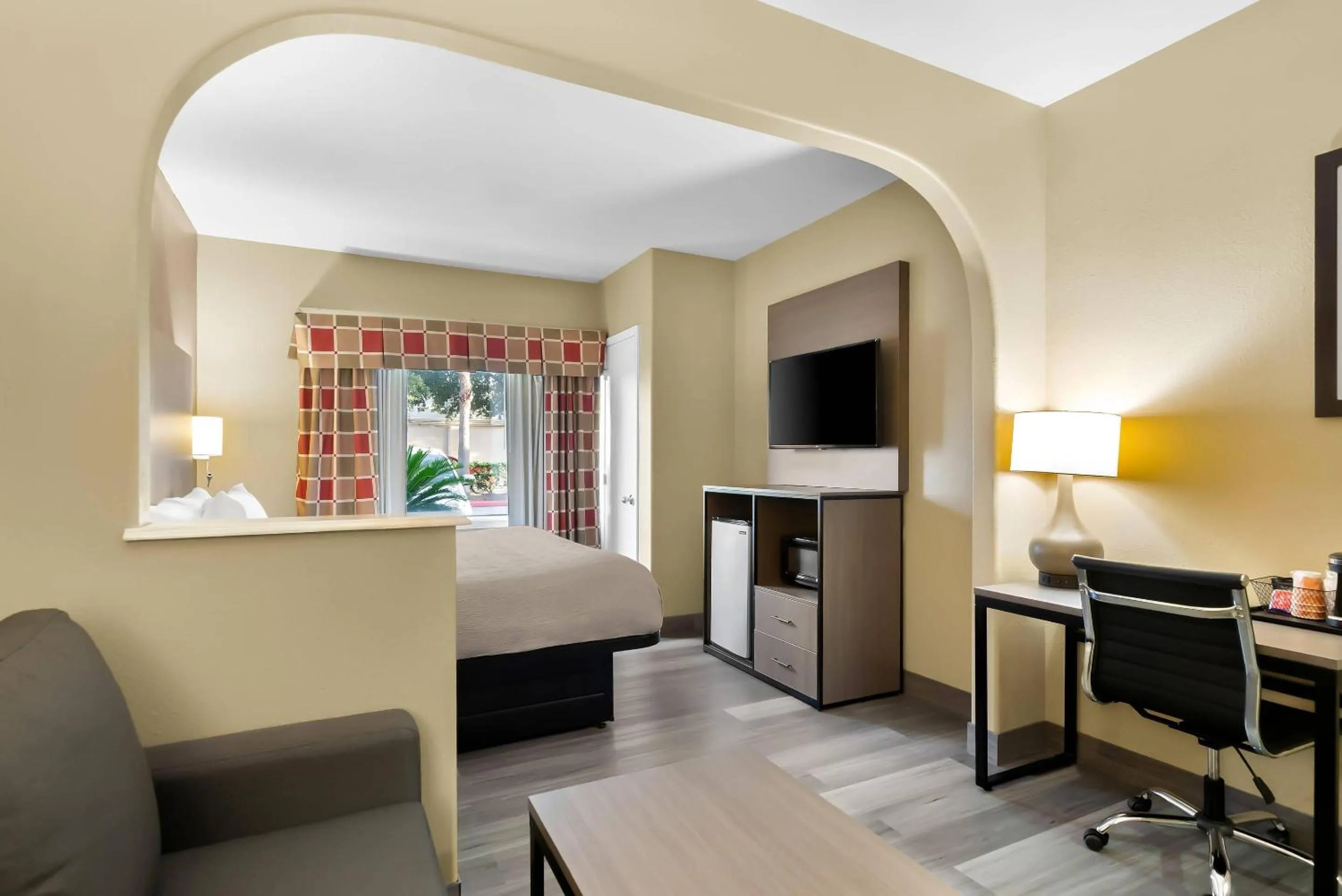 Bedroom, Bed in Quality Suites Houston NW Cy-Fair