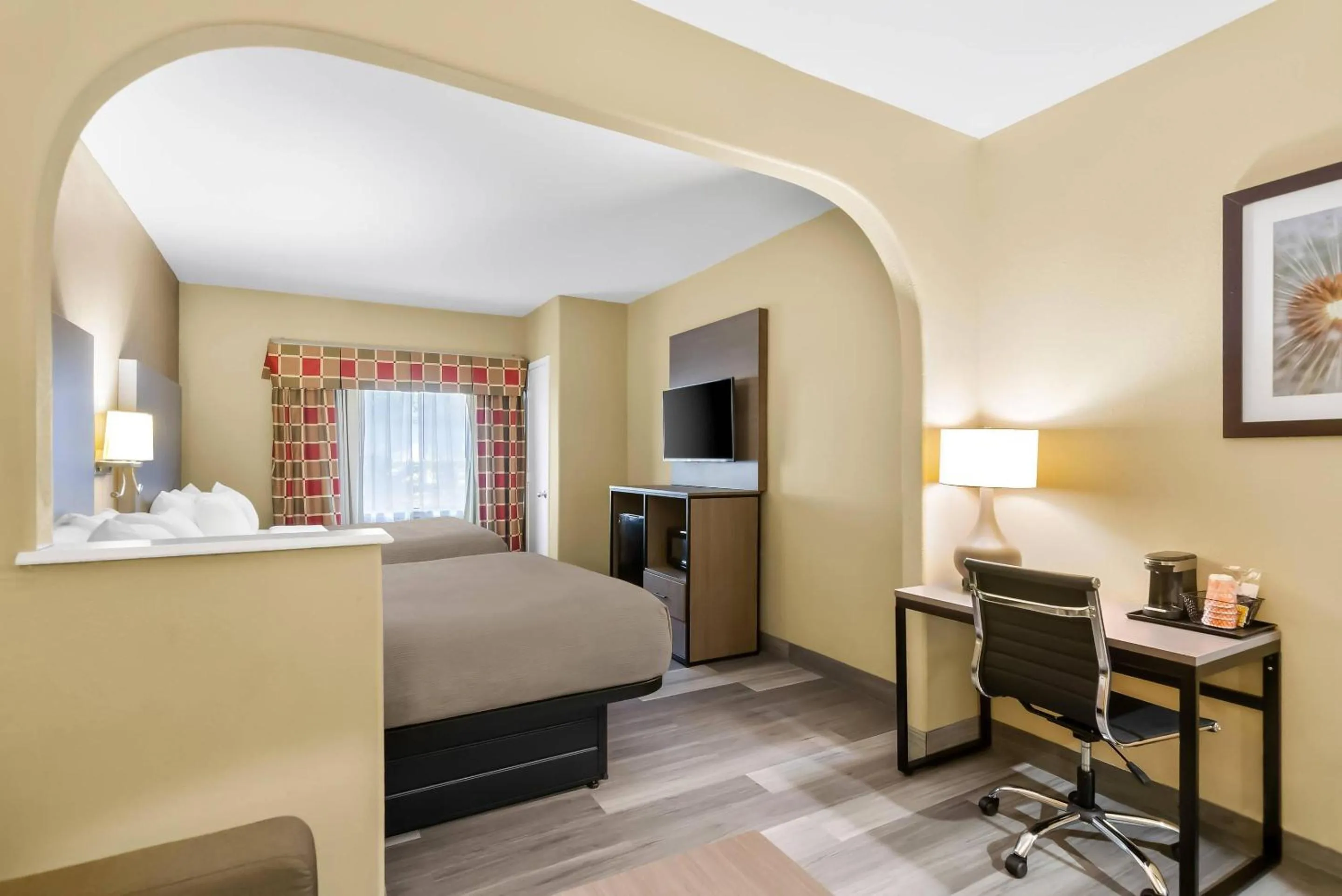 Bedroom, Bed in Quality Suites Houston NW Cy-Fair