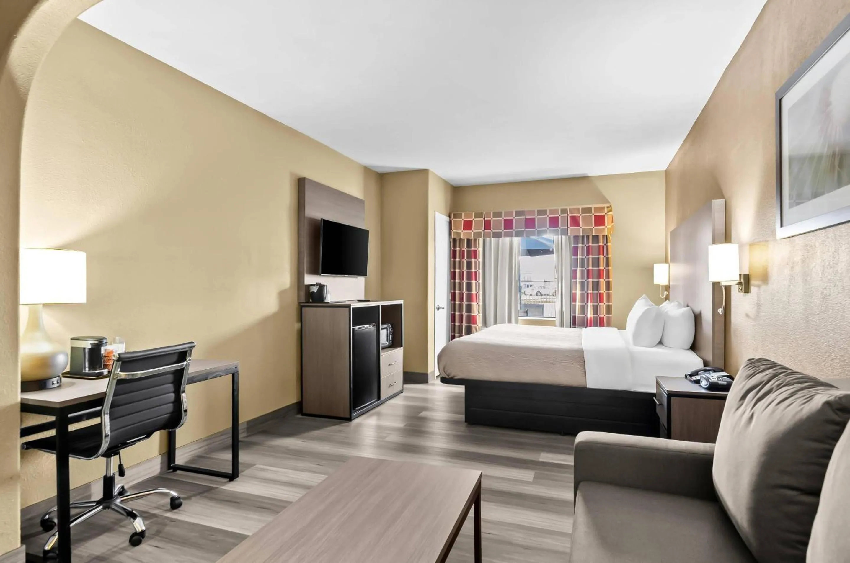 Bedroom, Bed in Quality Suites Houston NW Cy-Fair