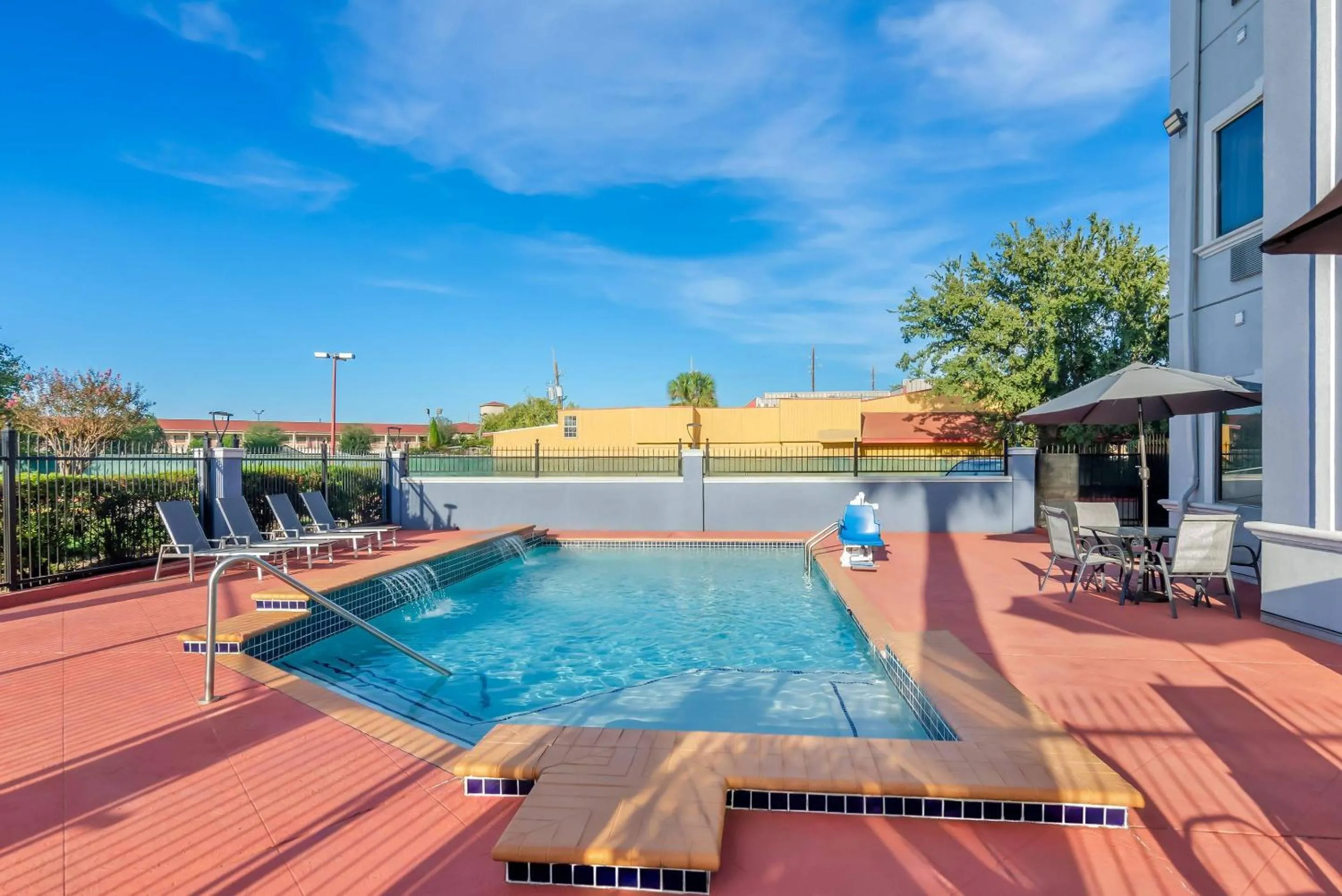 Swimming pool in Quality Suites Houston NW Cy-Fair