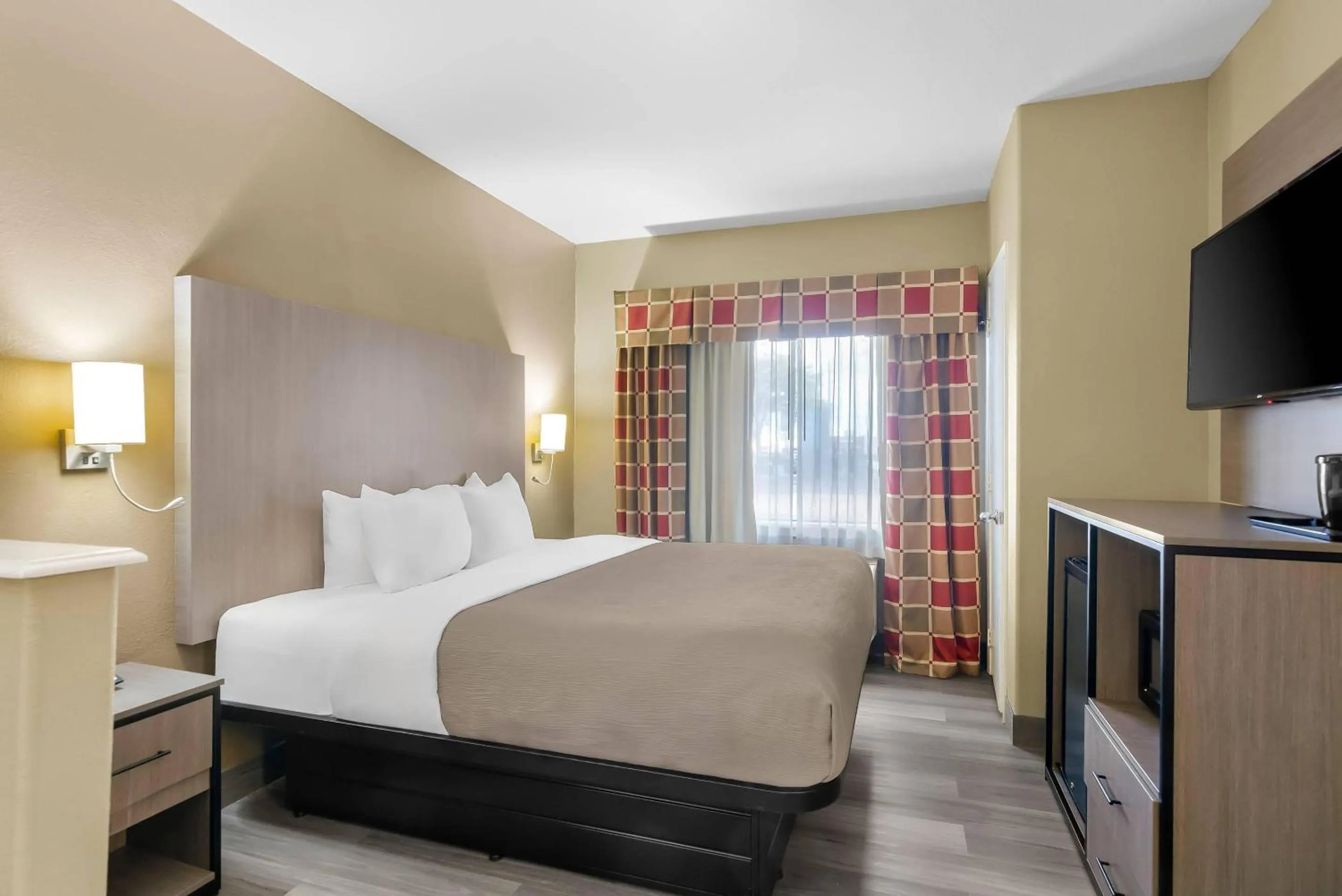 Bedroom, Bed in Quality Suites Houston NW Cy-Fair