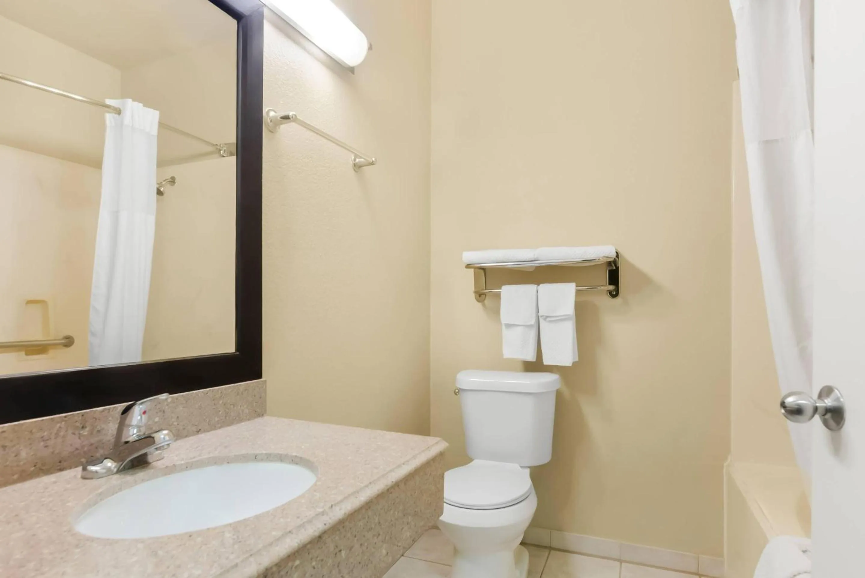 Bedroom in Quality Suites Houston NW Cy-Fair