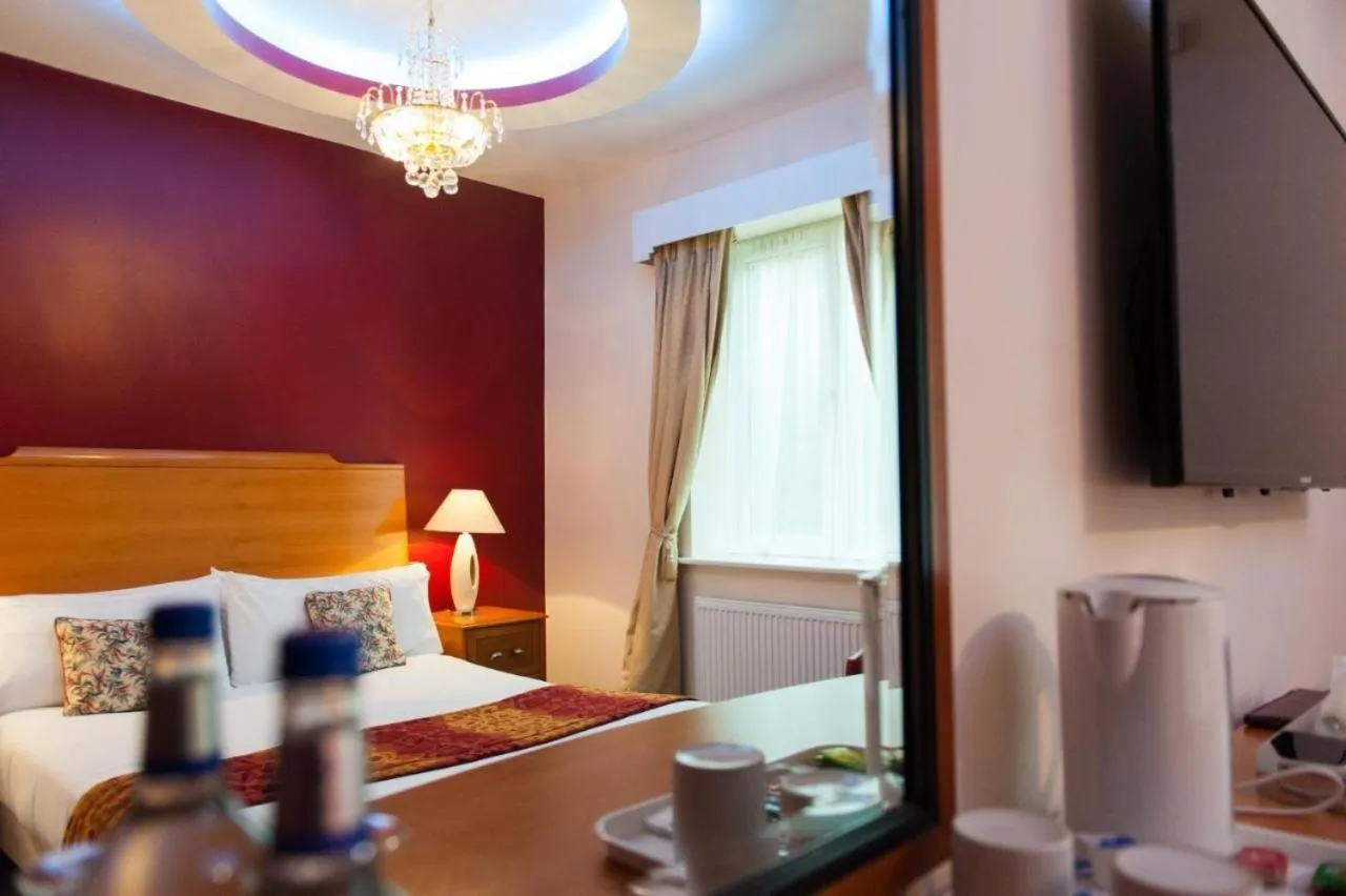 Bedroom, Bed in The Pearl Hotel