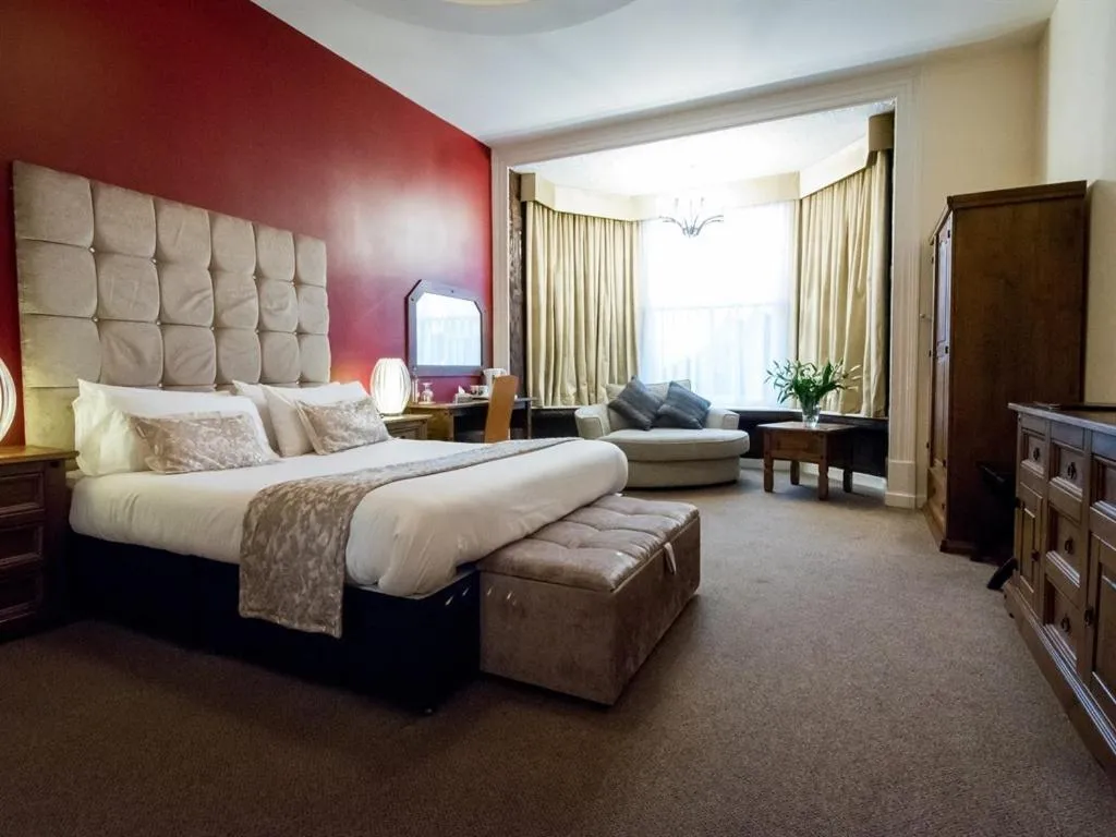 Bedroom, Bed in The Pearl Hotel