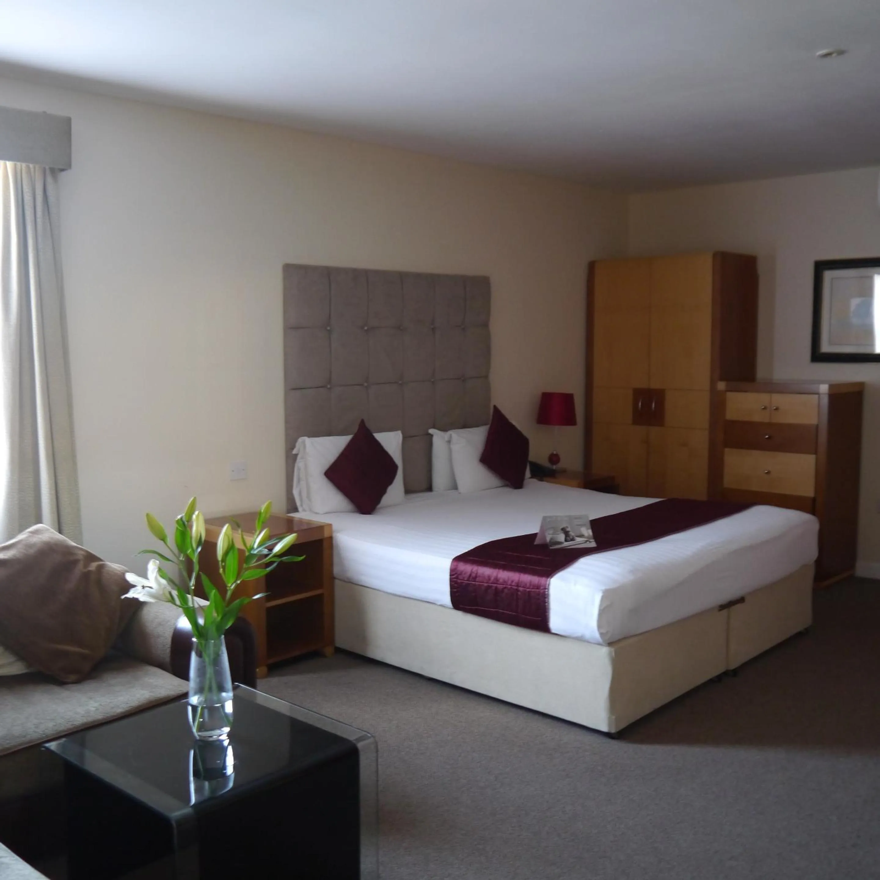 Bathroom, Bed in The Pearl Hotel