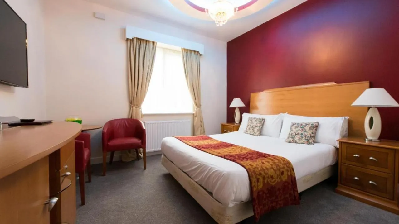 Bedroom, Bed in The Pearl Hotel