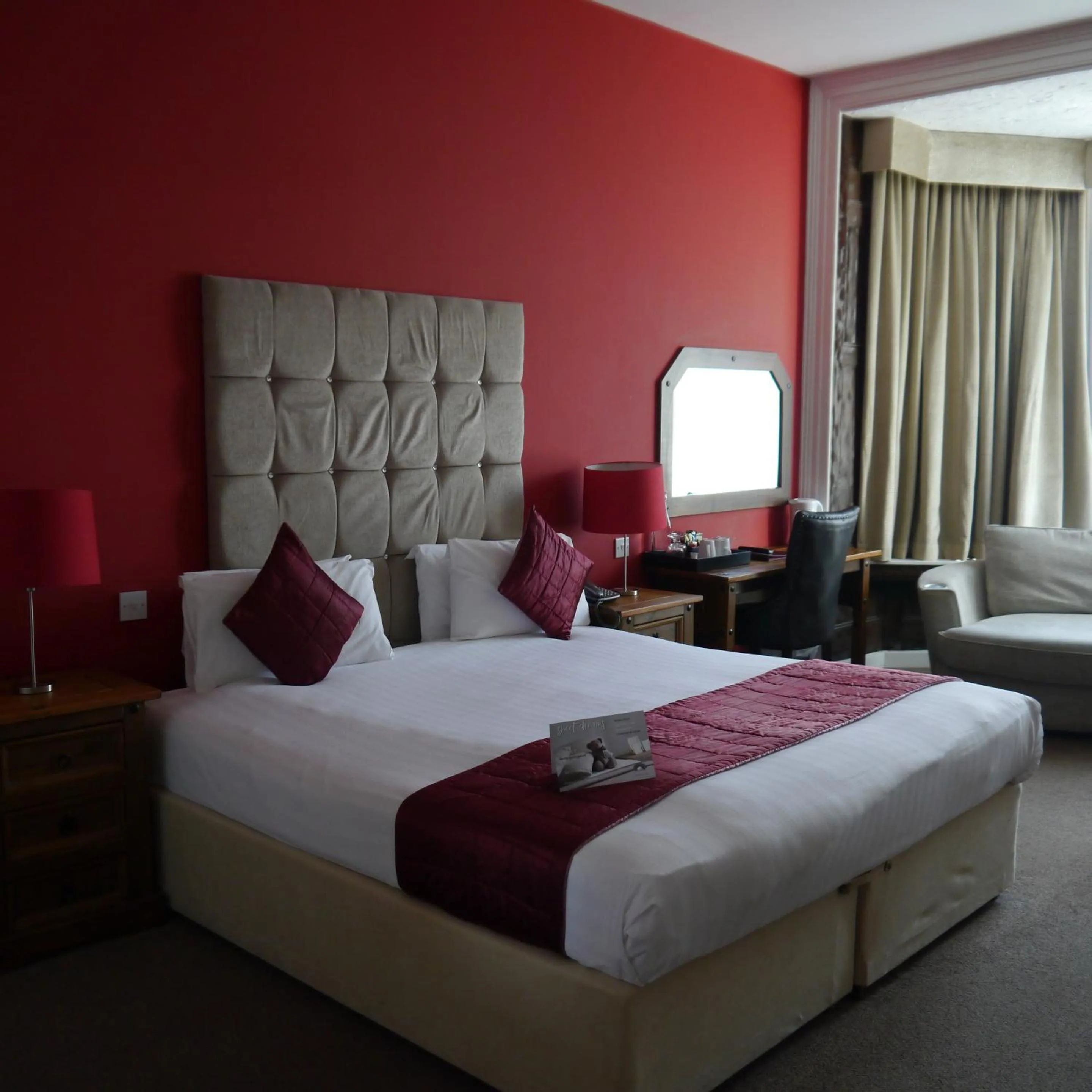 Bedroom, Bed in The Pearl Hotel