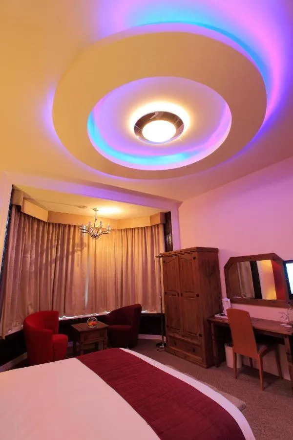 Bathroom, Bed in The Pearl Hotel