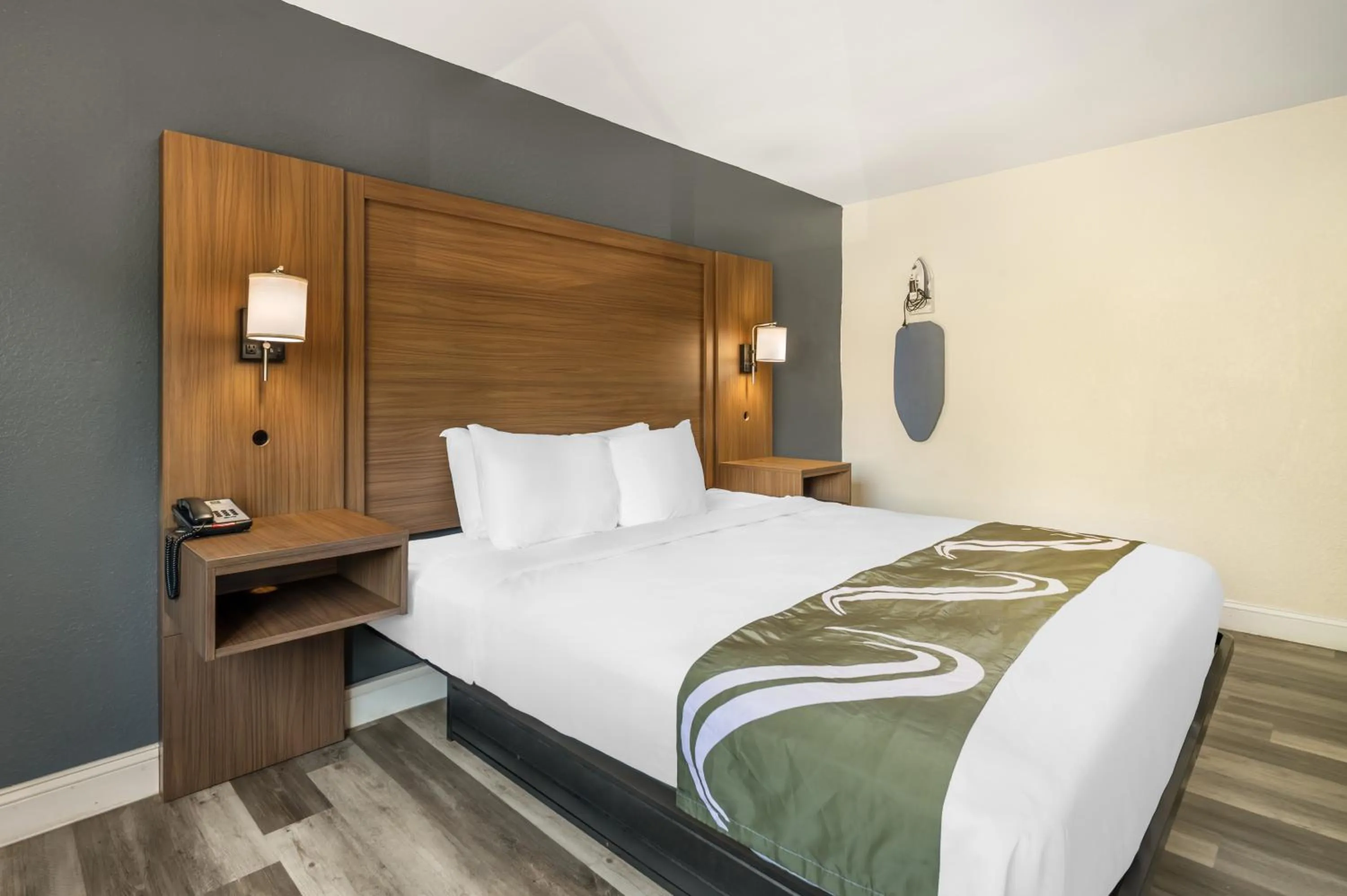 Bed in Quality Inn Chesapeake - Greenbrier