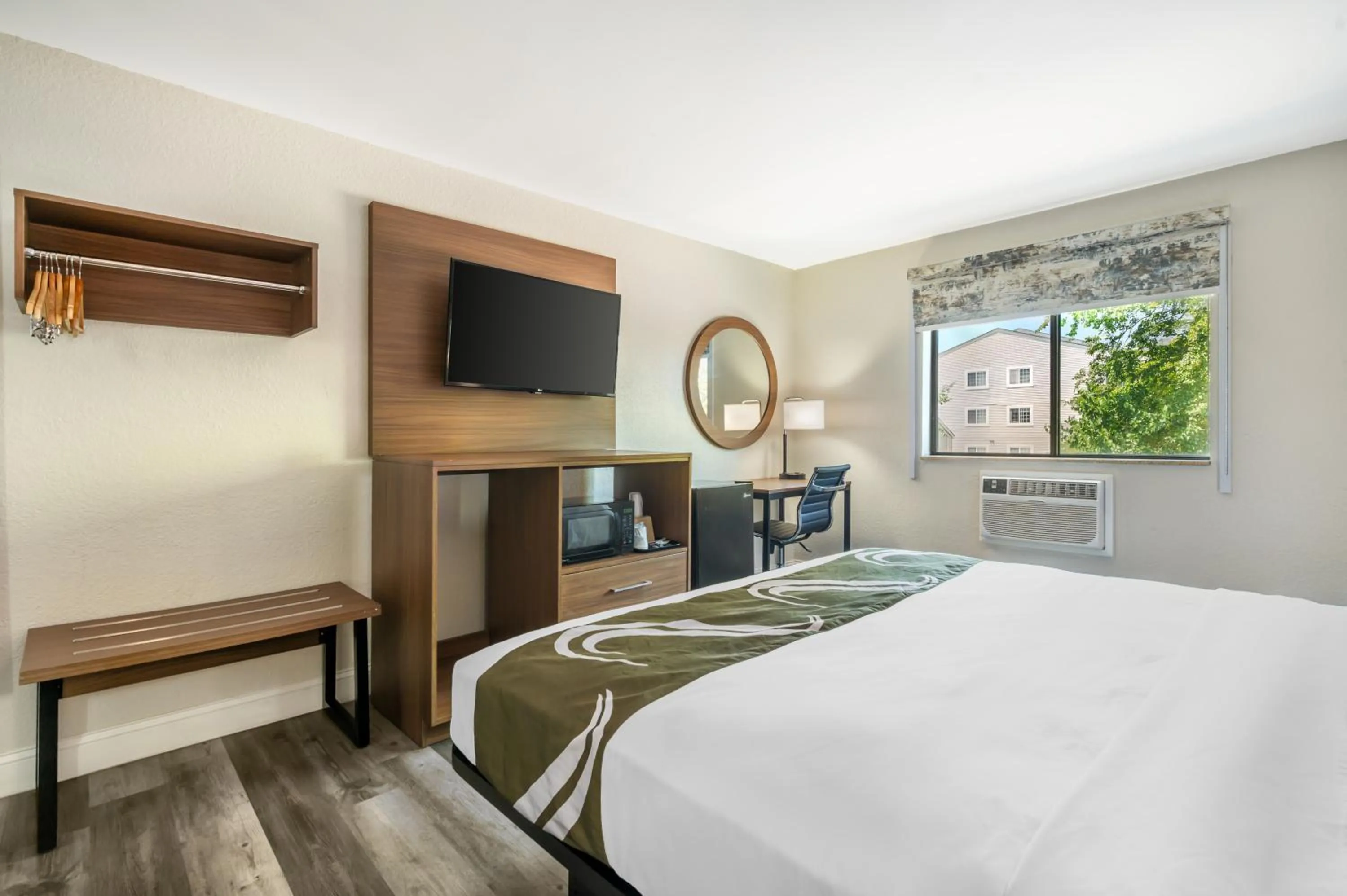 TV and multimedia, Bed in Quality Inn Chesapeake - Greenbrier